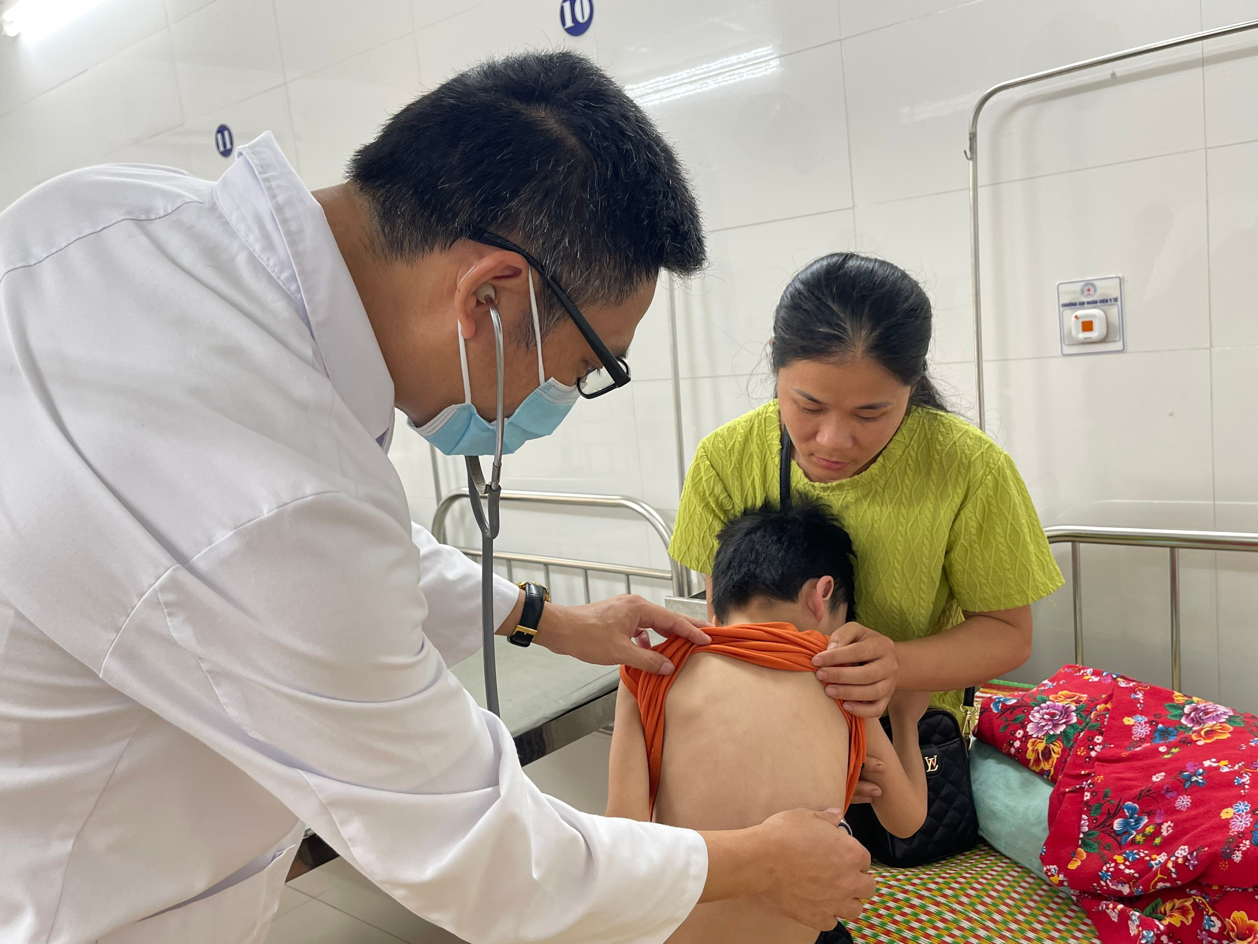 Khó thở, tràn dịch màng phổi do sán ký sinh