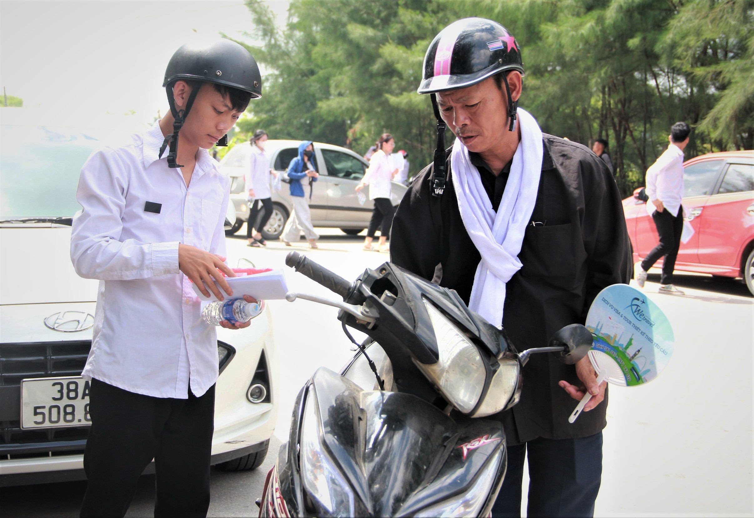 Xúc động hình ảnh người đàn ông đeo khăn tang, ngồi chờ con thi tốt nghiệp THPT