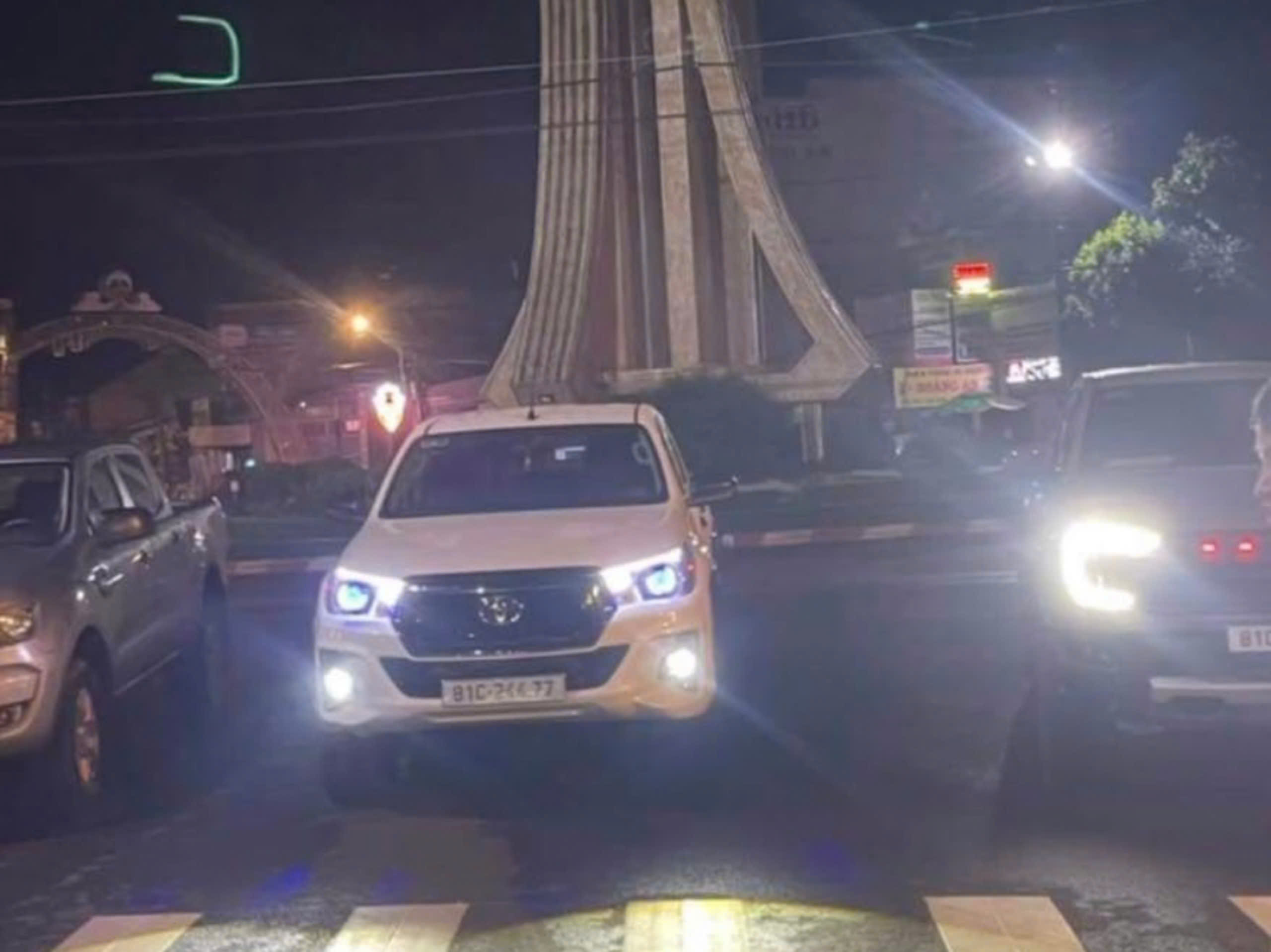 Gia Lai: Tài xế xe bán tải 'biểu diễn' drift gây náo loạn tại bùng binh Đắk Đoa