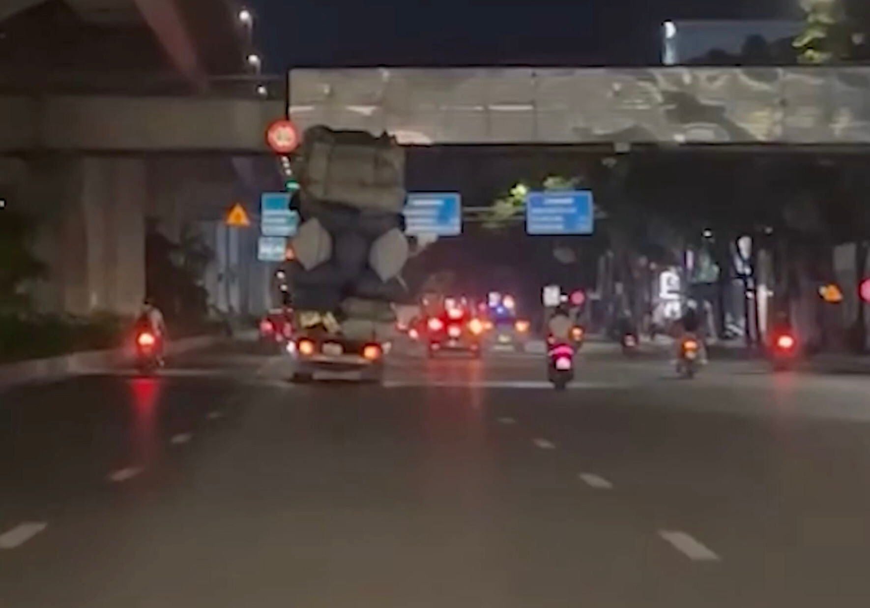 Tài xế chở 'núi hàng', gần chạm gầm ga tàu điện ở Hà Nội