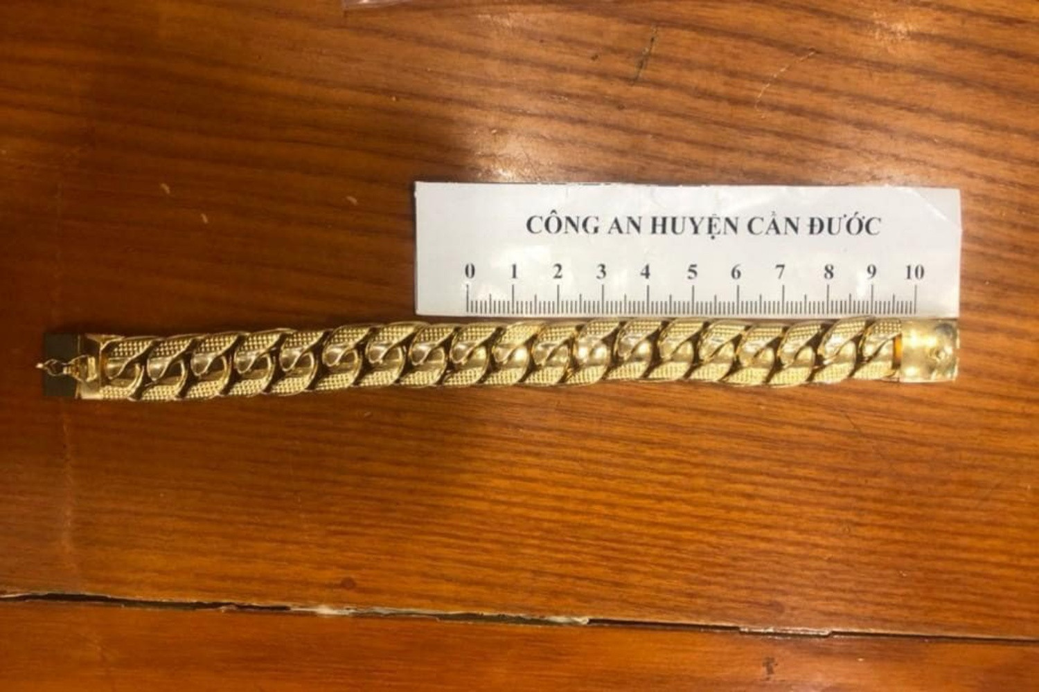 Bắt kẻ giả vờ mua rồi cướp tiệm vàng ở Long An 