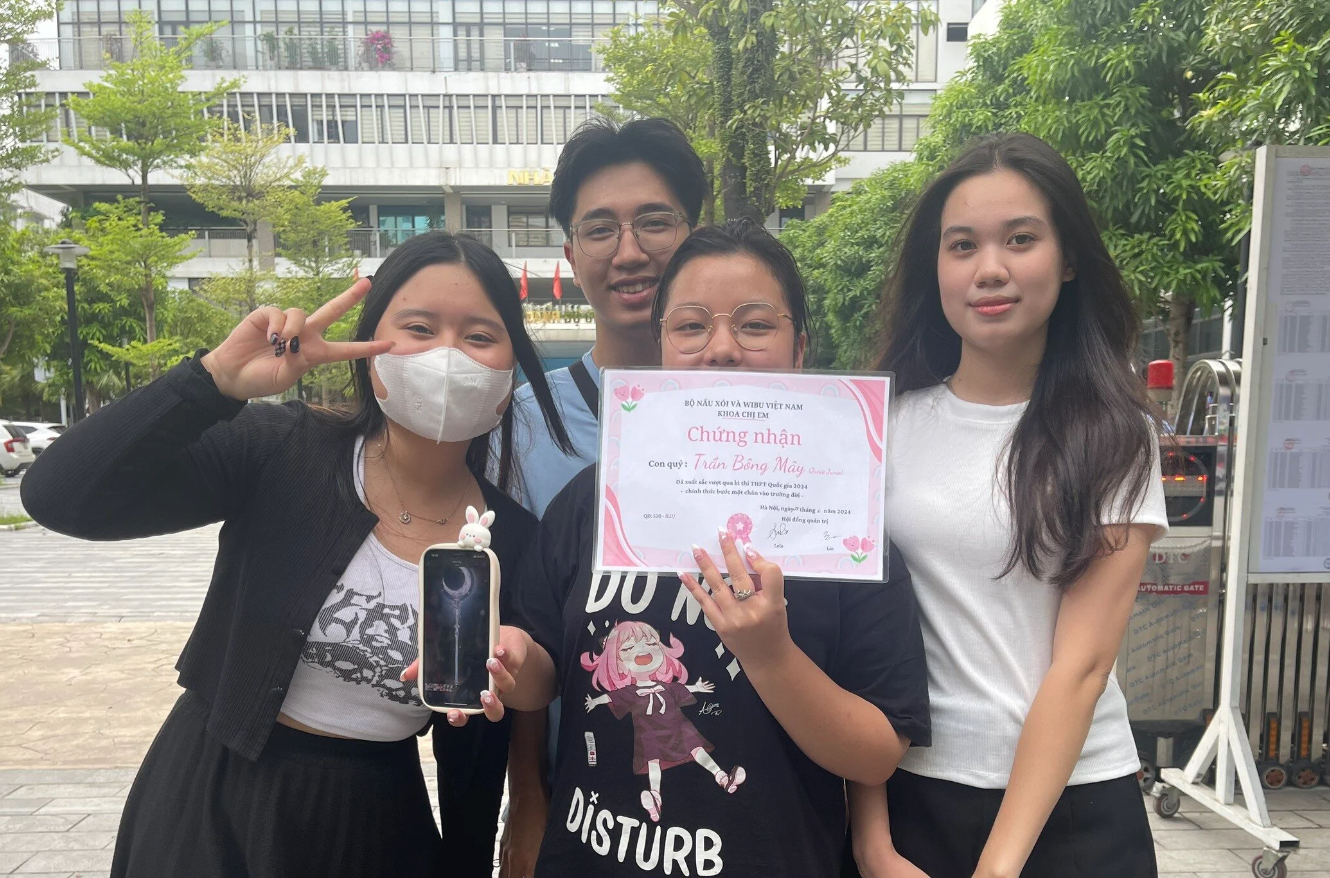 Ra khỏi phòng thi, nữ sinh được bạn thân tặng chứng nhận 'bước vào đời'