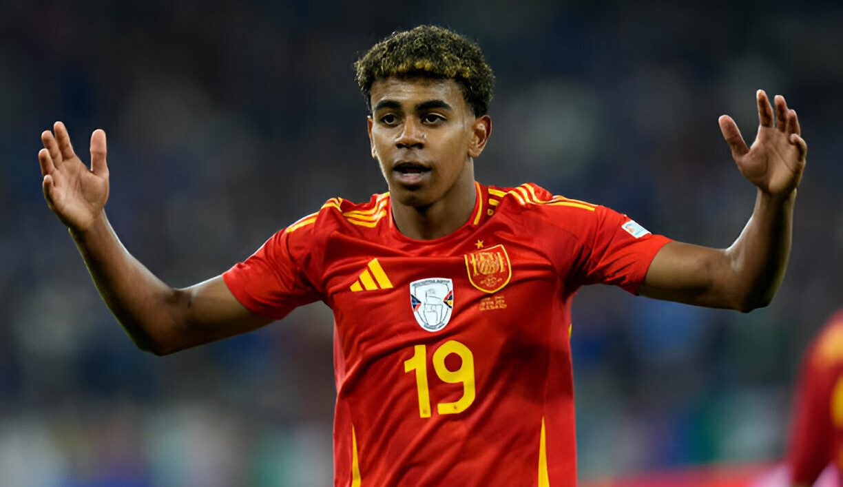 Thần đồng Tây Ban Nha tốt nghiệp cấp 2 giữa mùa EURO