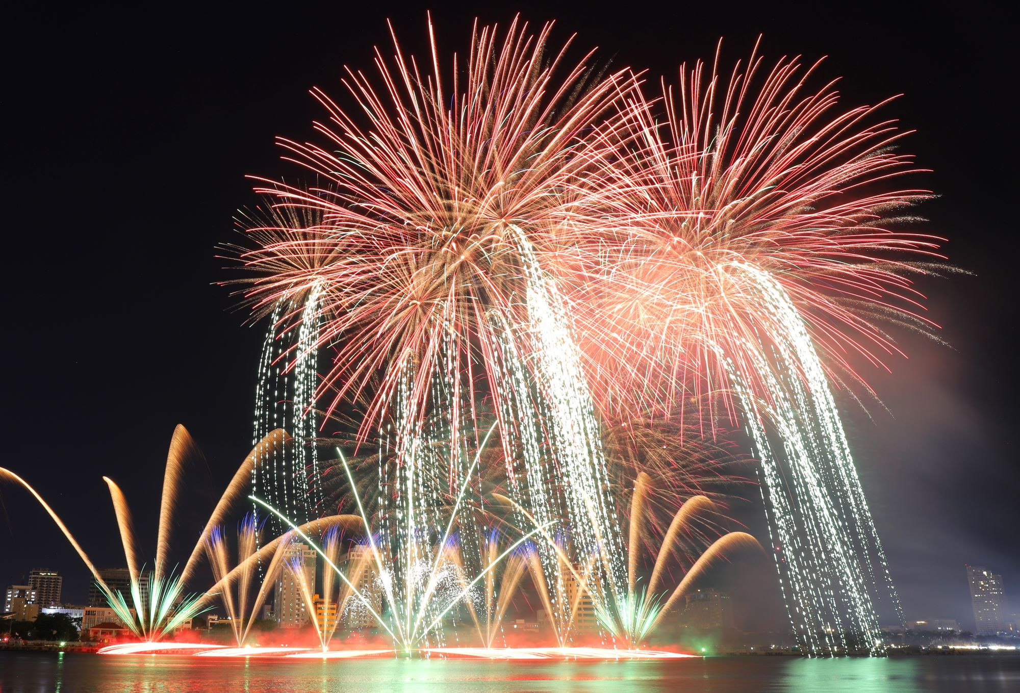 Màn trình diễn pháo hoa 'Đêm thế giới thần tiên' lãng mạn bên sông Hàn