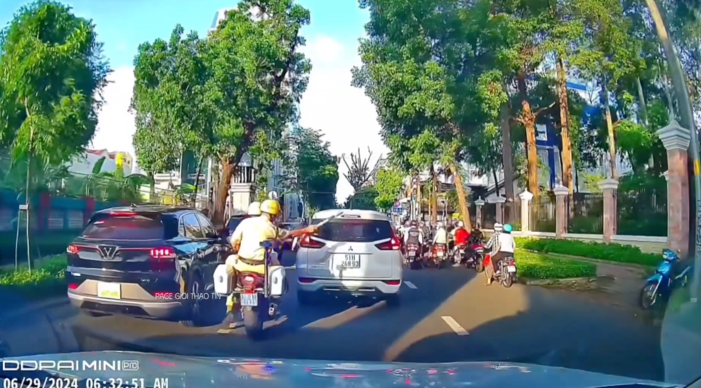 CSGT TP.HCM mở đường cho xe chở sản phụ vỡ ối tới bệnh viện