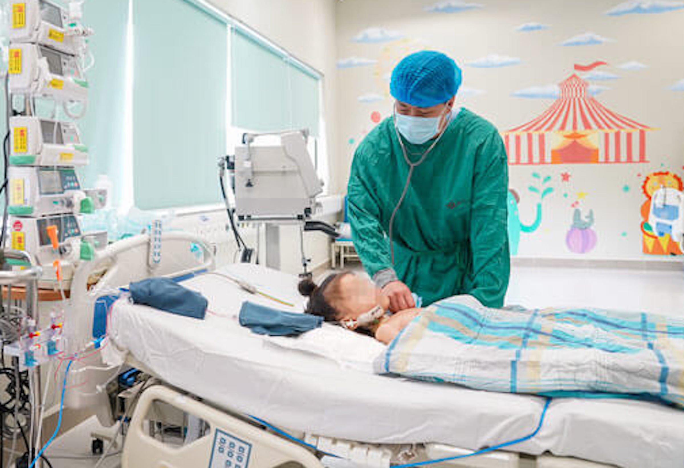 Bà nội hiến thận cứu cháu gái 7 tuổi