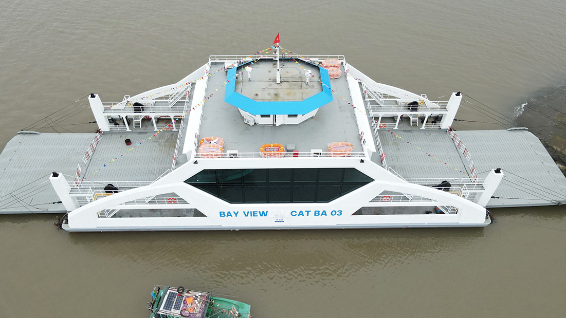 Cận cảnh chiếc phà mới dài gần 60m đưa du khách sang đảo Cát Bà
