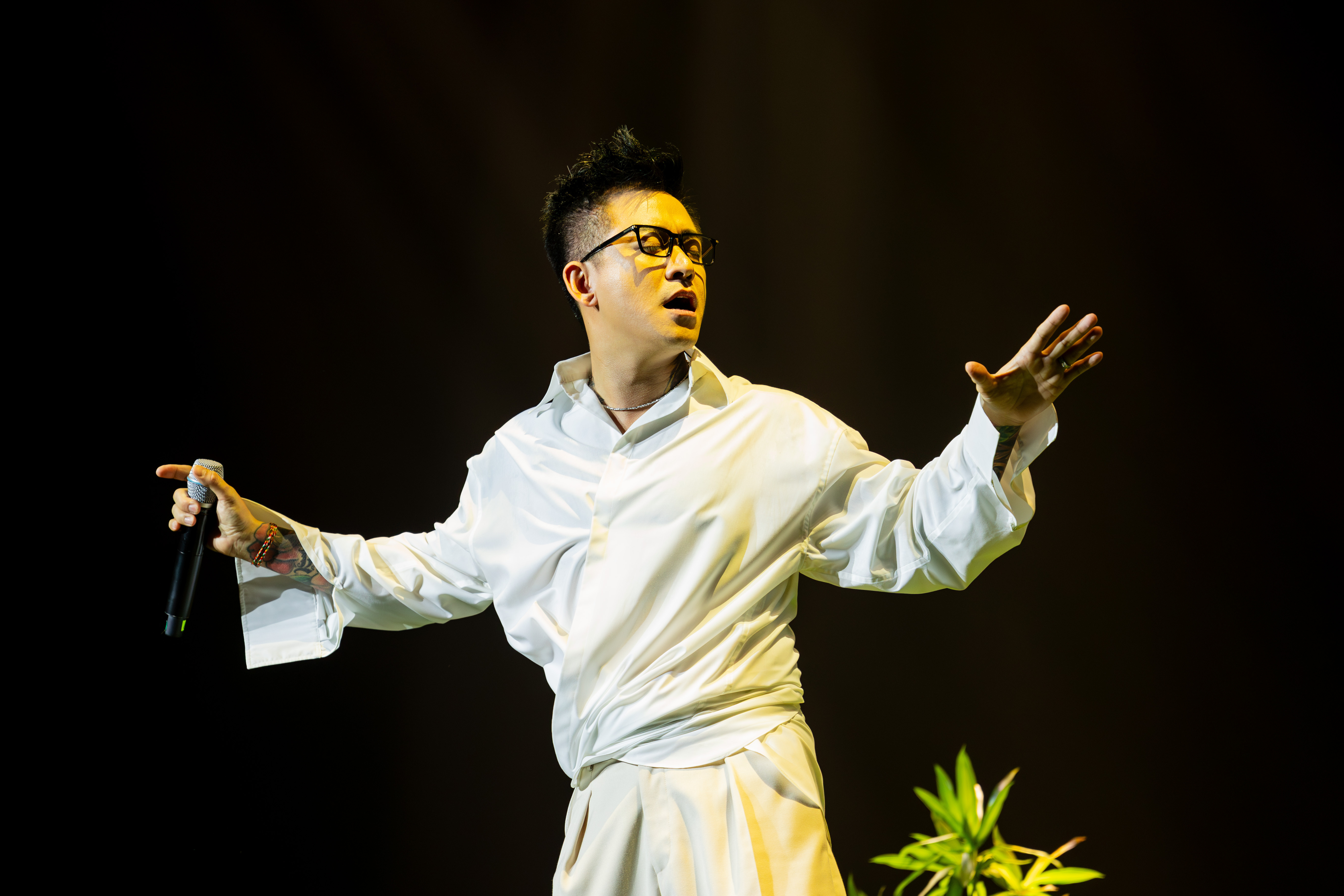 Hát ca khúc gây tranh cãi ở 'Anh trai vượt ngàn chông gai', Tuấn Hưng nói gì?