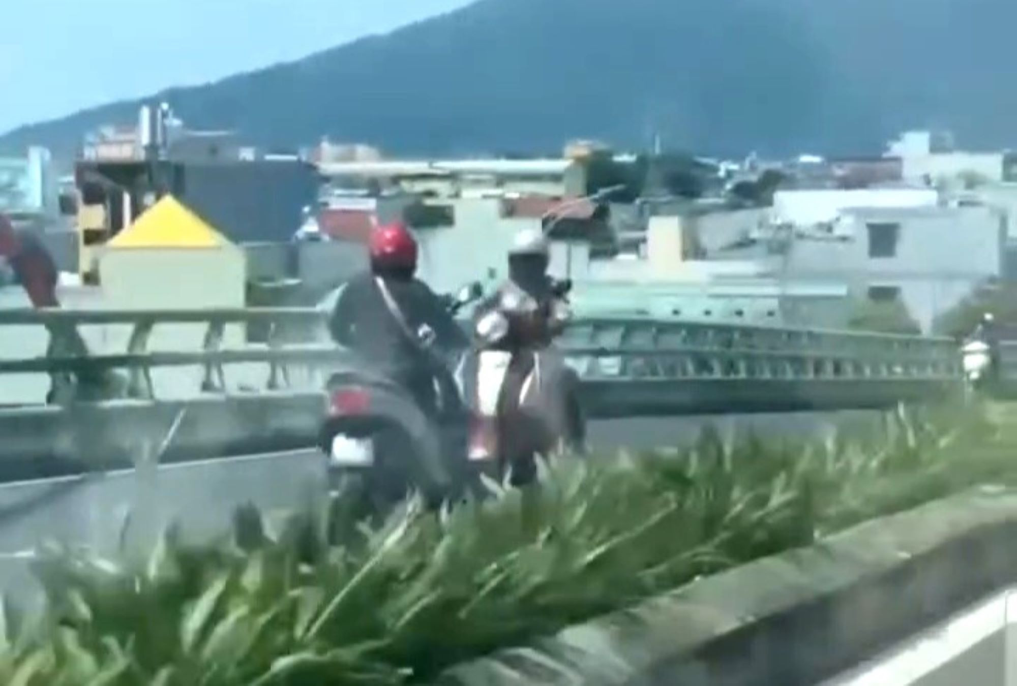 Chạy xe máy ngược chiều, người phụ nữ gây tai nạn trên cầu vượt Ngã ba Huế