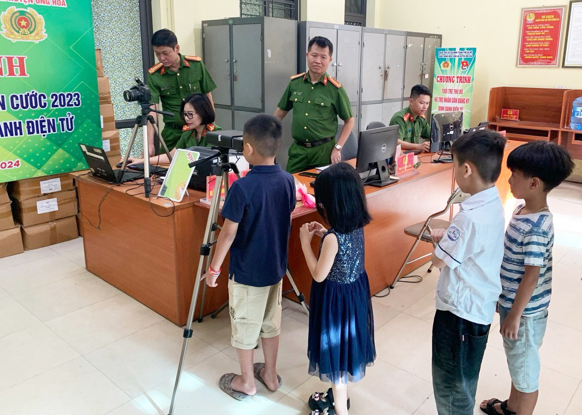 Trẻ nhỏ ở Hà Nội xếp hàng từ sáng sớm làm thẻ căn cước