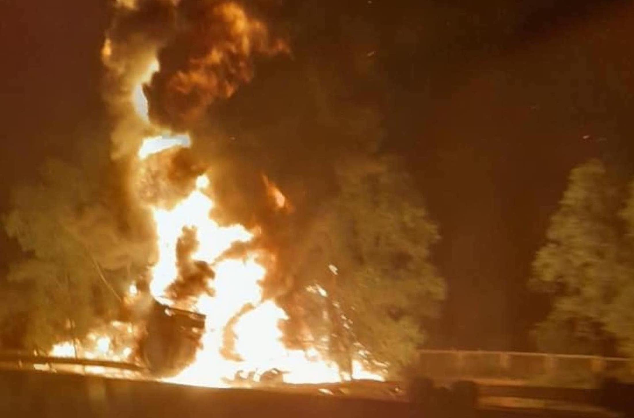 Xe bồn chở xăng bị lật, bốc cháy ngùn ngụt trên cao tốc Hà Nội - Hải Phòng