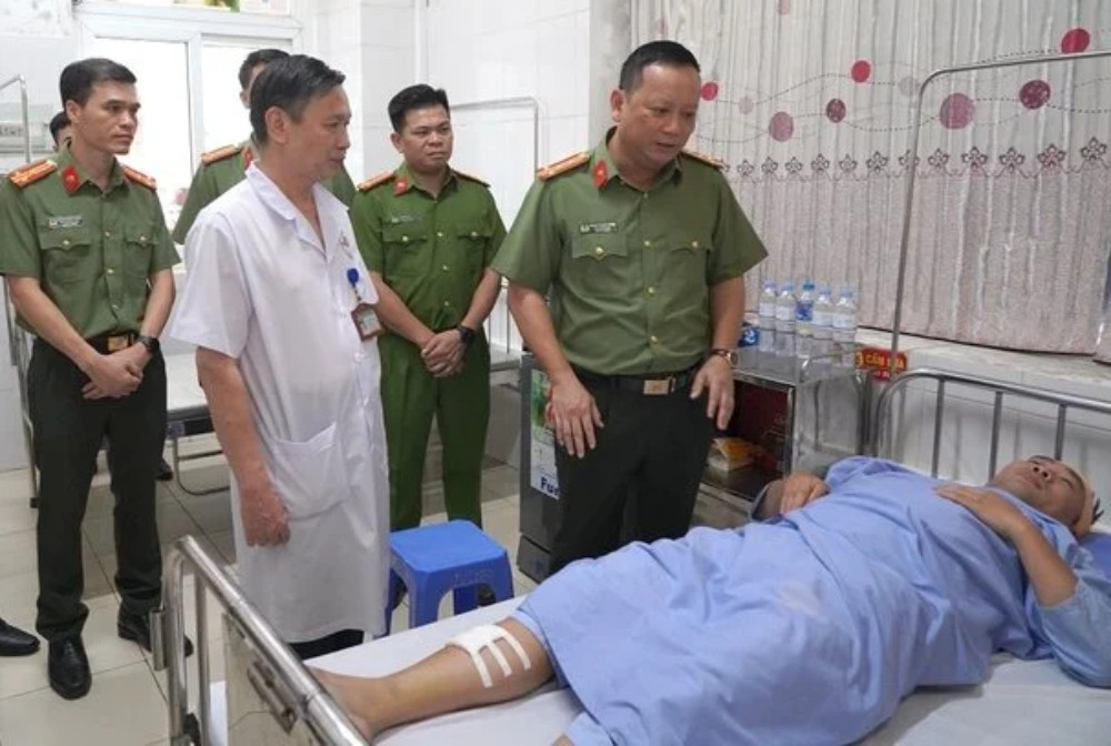 Bị yêu cầu dừng xe kiểm tra, tài xế tăng ga tông ngã đại úy CSGT