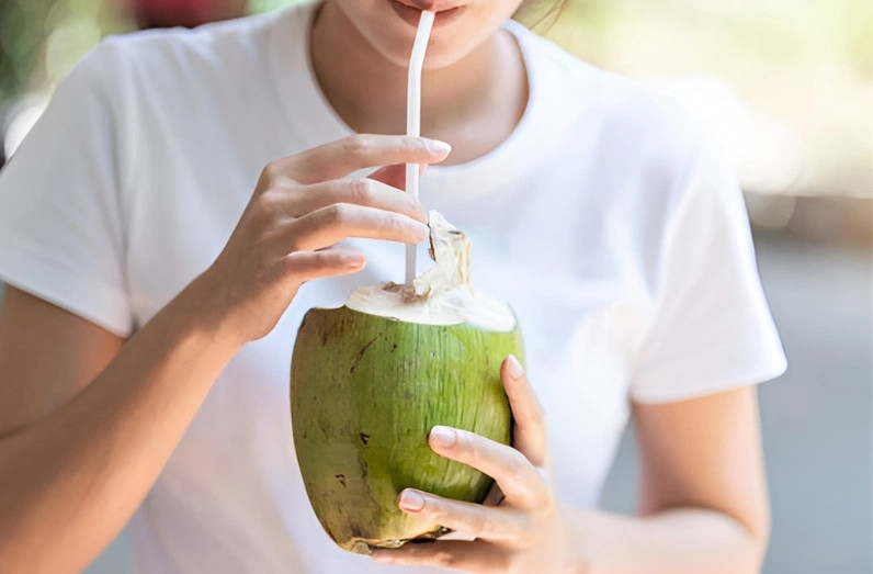 Nước dừa ngon ngọt, nhiều chất bổ nhưng tối kỵ với 3 nhóm người 