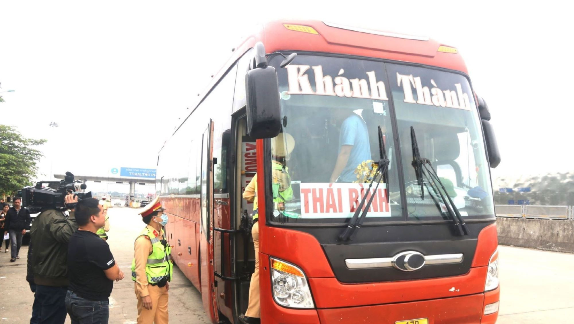 Cảnh sát giao thông được dừng xe trên cao tốc khi nào?