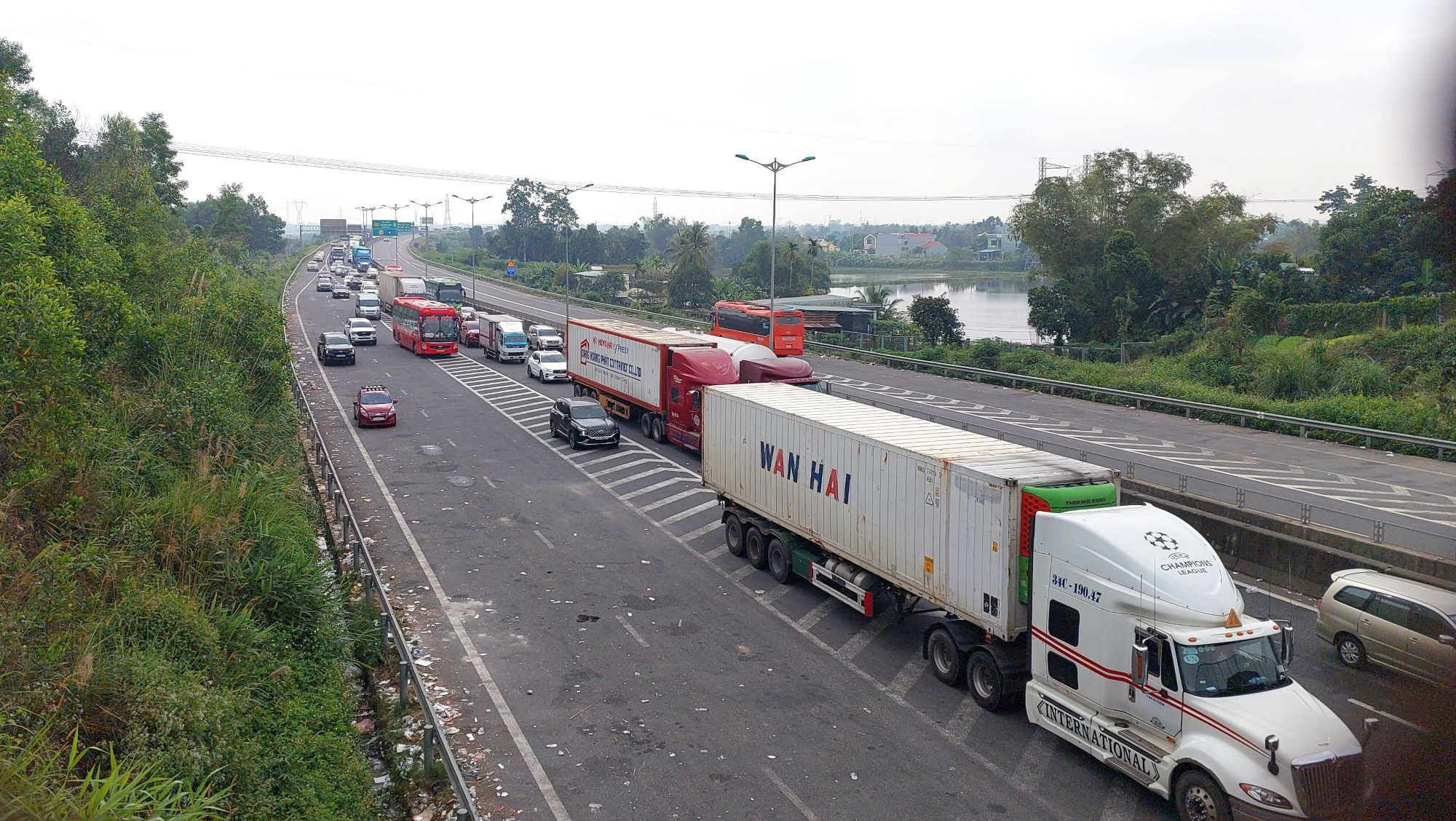 Khoảng cách an toàn giữa hai xe chạy trên đường được xác định thế nào?