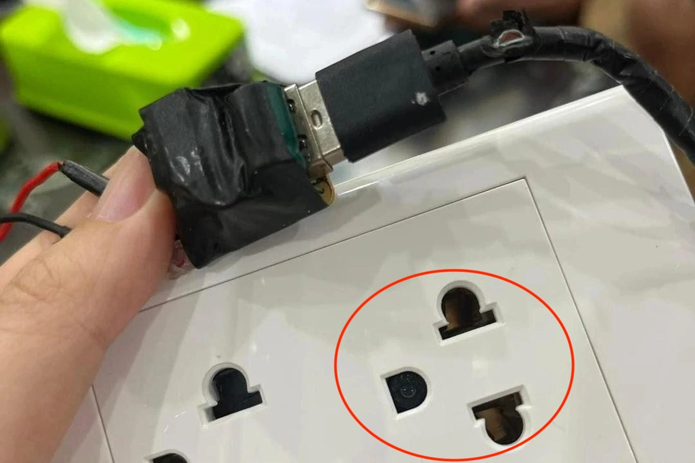 Phòng trọ ở Hà Nội bị tố lắp camera quay lén trong ổ điện