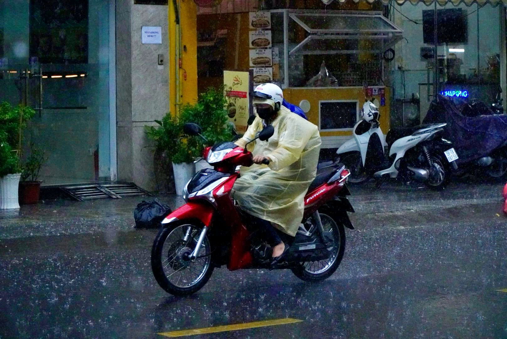 Dự báo thời tiết TP.HCM ngày 4/7: Nhiệt độ giảm, chiều tối có mưa rào và dông