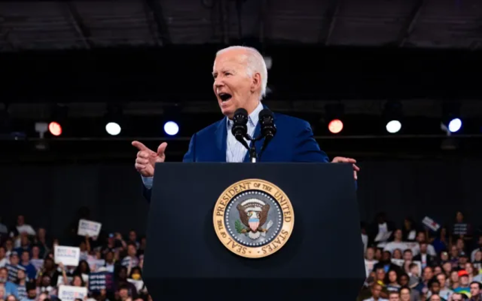 Nhà Trắng bác tin ông Biden cân nhắc rút khỏi cuộc đua vào Nhà Trắng