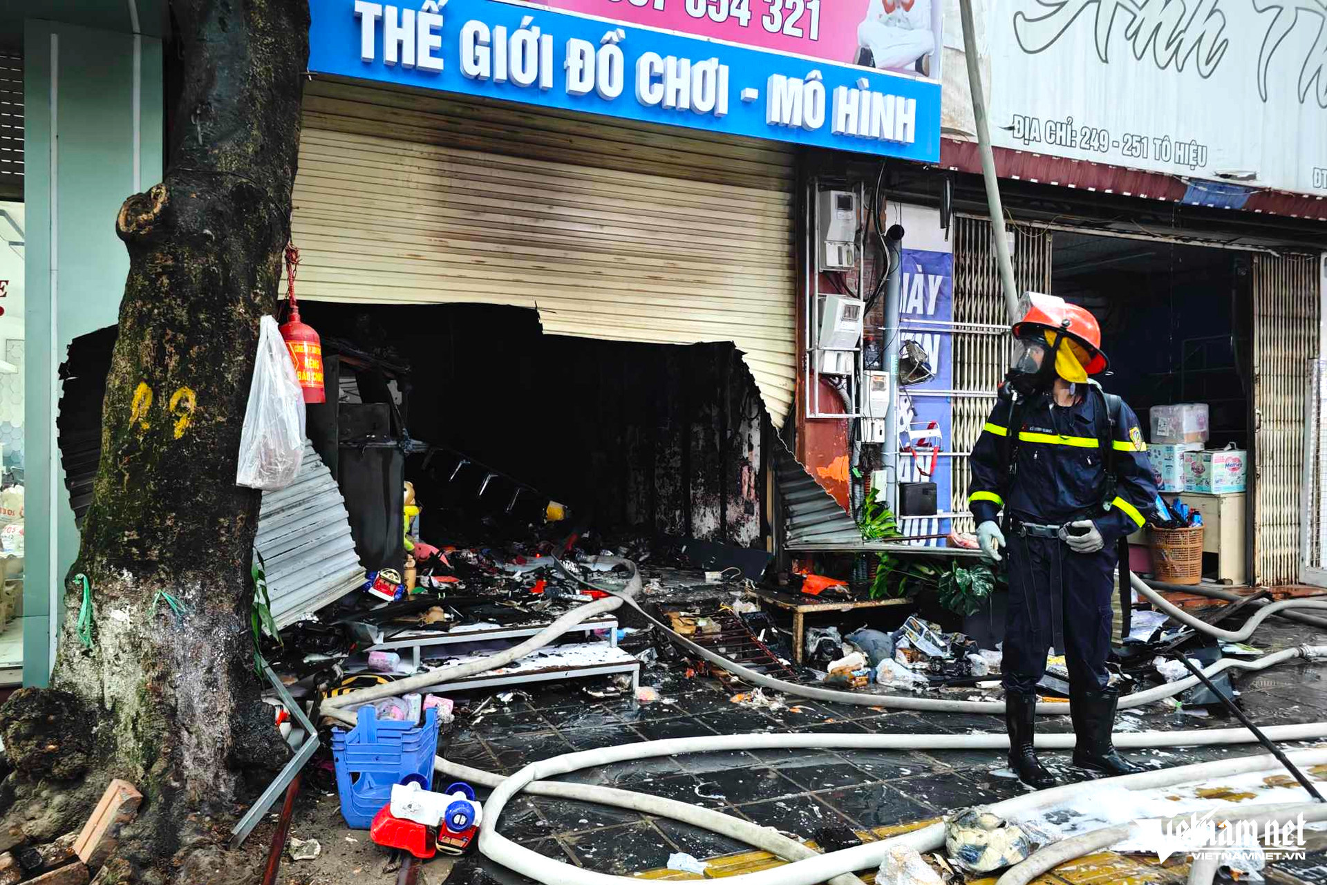 Cứu cụ bà 92 tuổi mắc kẹt trong đám cháy cửa hàng đồ chơi lúc rạng sáng