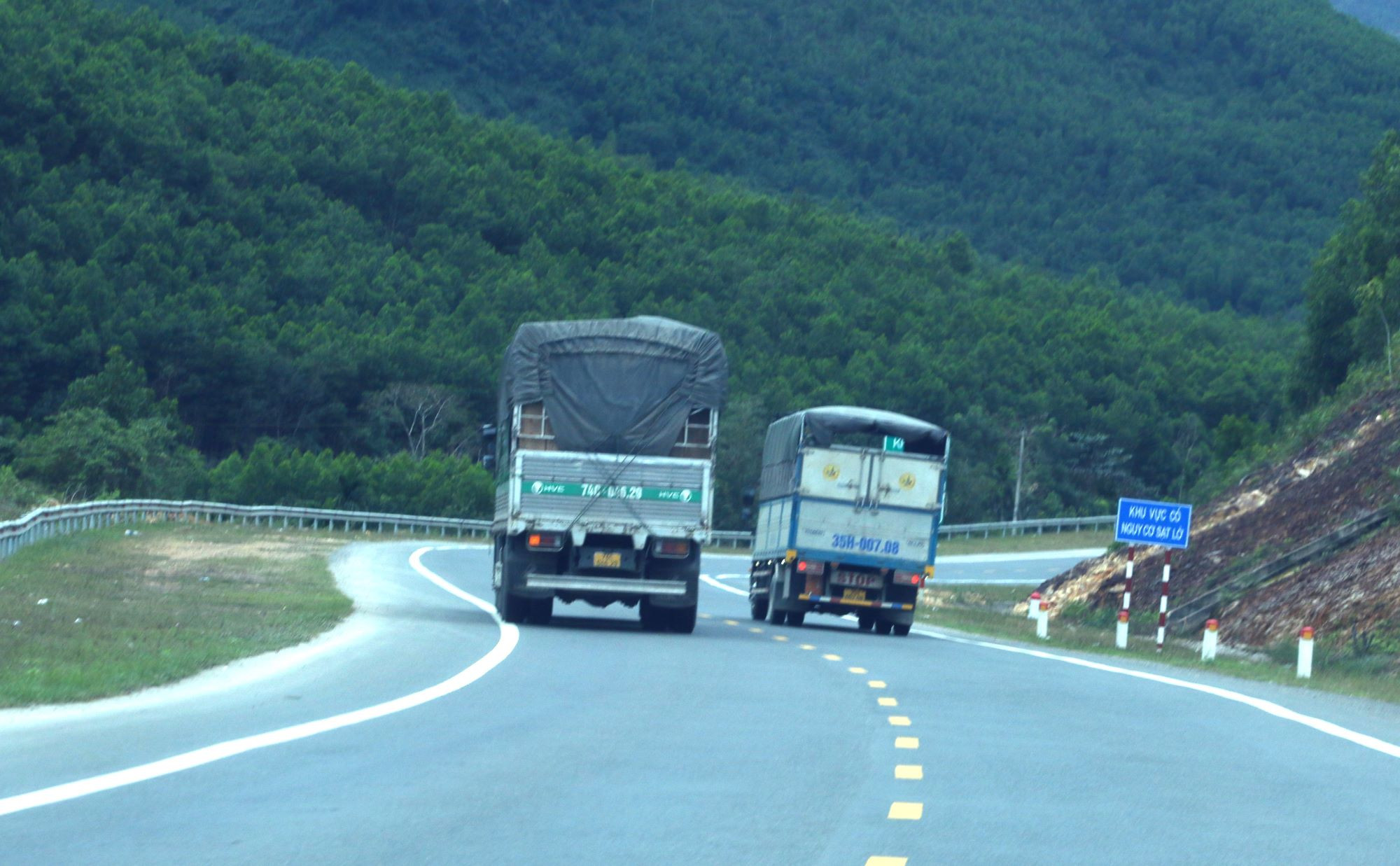 Phân biệt vạch kẻ đường màu trắng và màu vàng