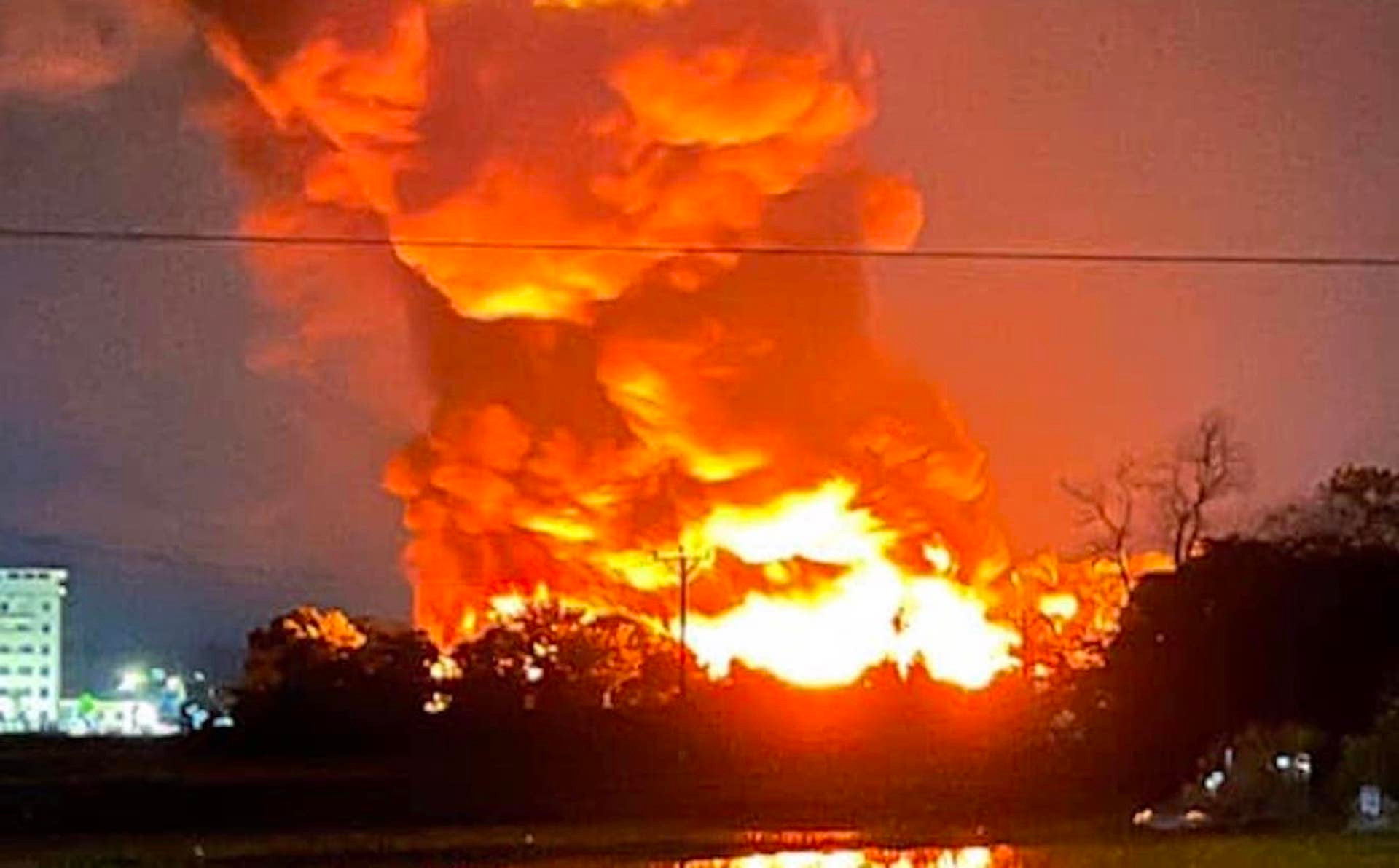 Cháy lớn tại xưởng bao bì ở Vĩnh Phúc, khói lửa cuồn cuộn bốc cao