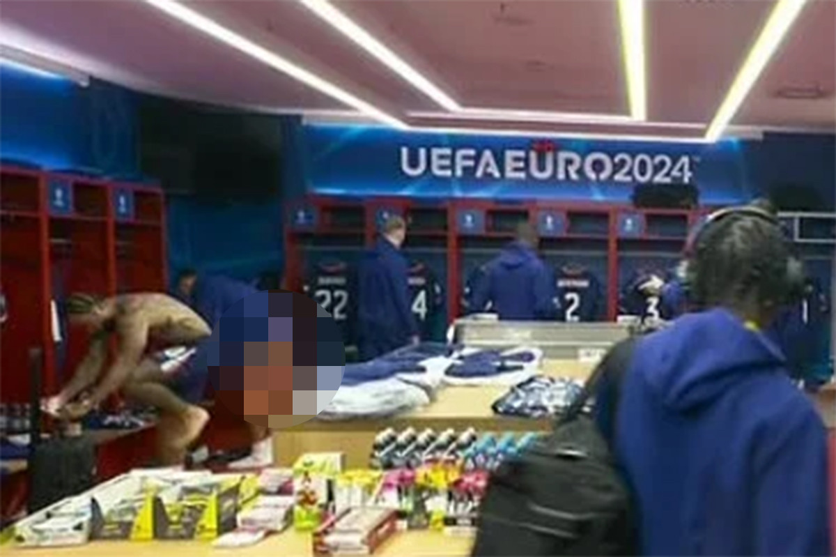 Đài truyền hình 'đột nhập' phòng thay đồ, cầu thủ Hà Lan lộ vùng nhạy cảm