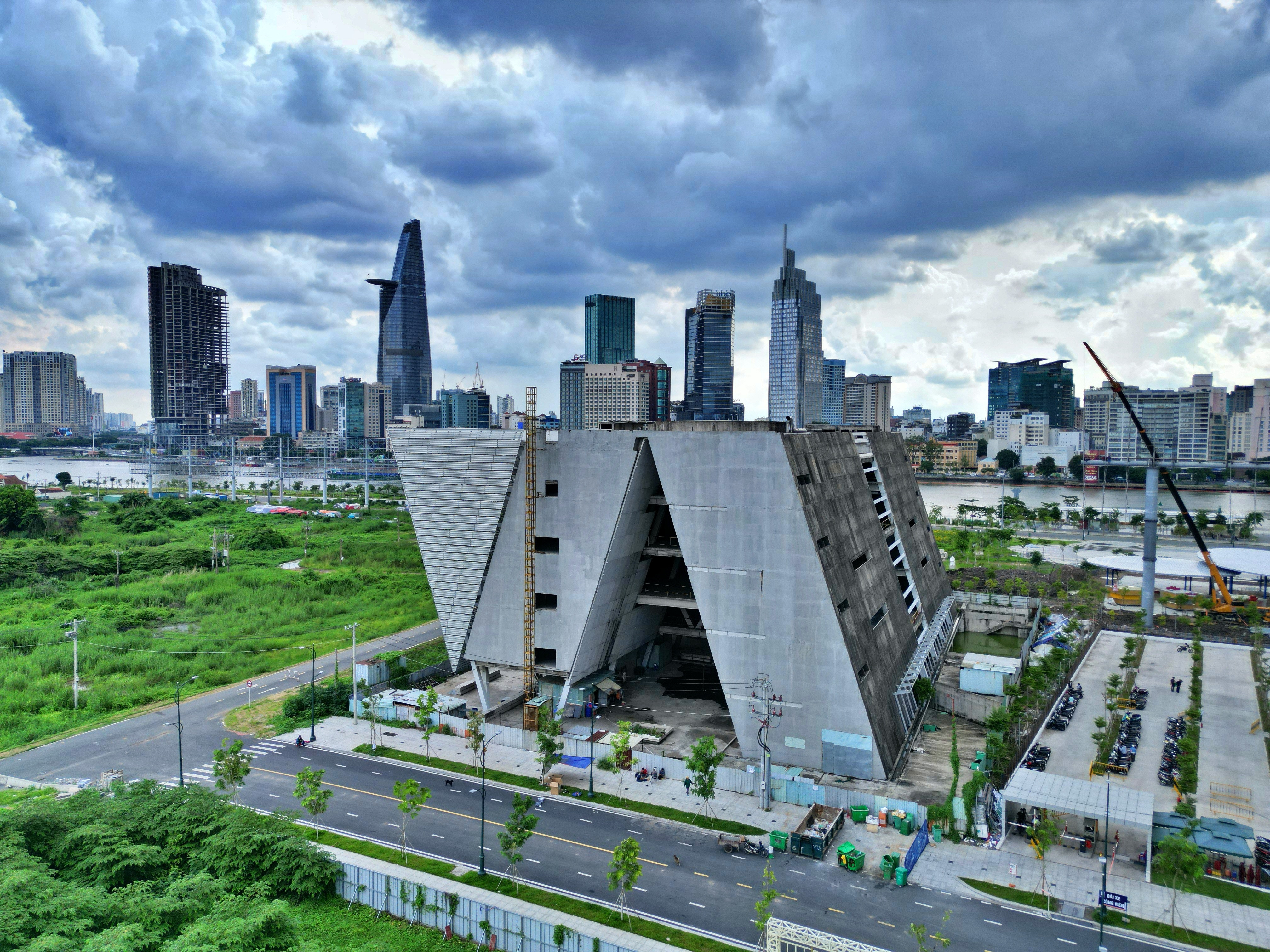 Cận cảnh công trình 800 tỷ trơ khung giữa 'đất vàng' TP.HCM