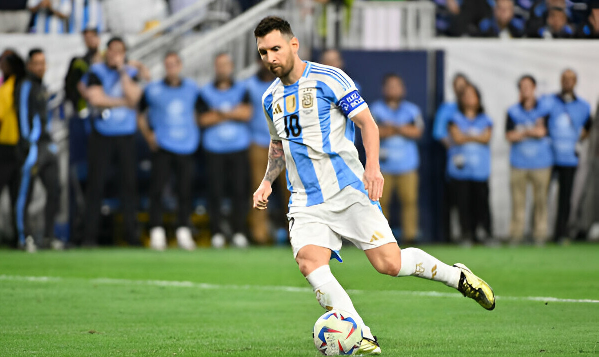 Cận cảnh Messi sút hỏng luân lưu, 'người hùng' Martinez giải cứu Argentina