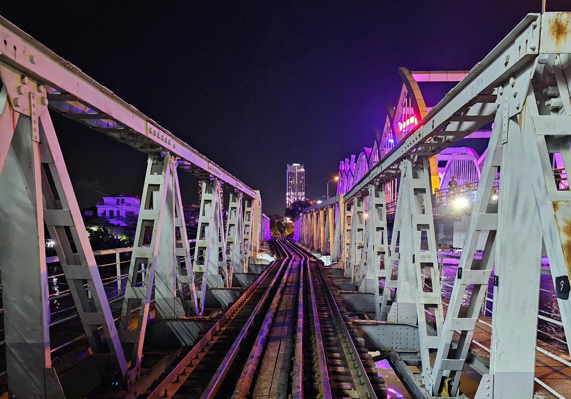 Tàu hàng đâm biến dạng ray cầu Quay, tuyến đường sắt Hà Nội - Hải Phòng tạm dừng