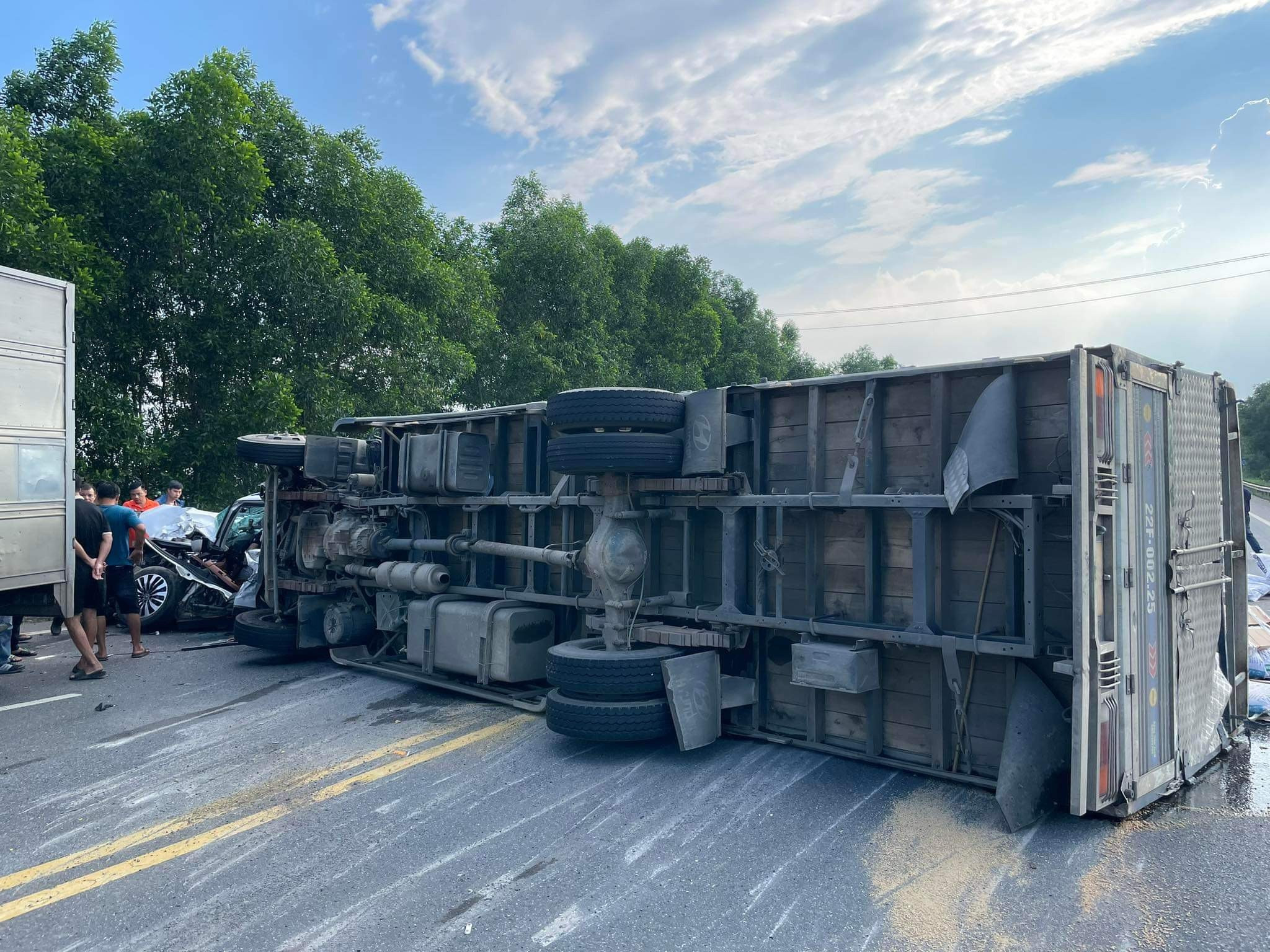 Xe tải lật, chắn ngang cao tốc Nội Bài - Lào Cai, 3 người bị thương