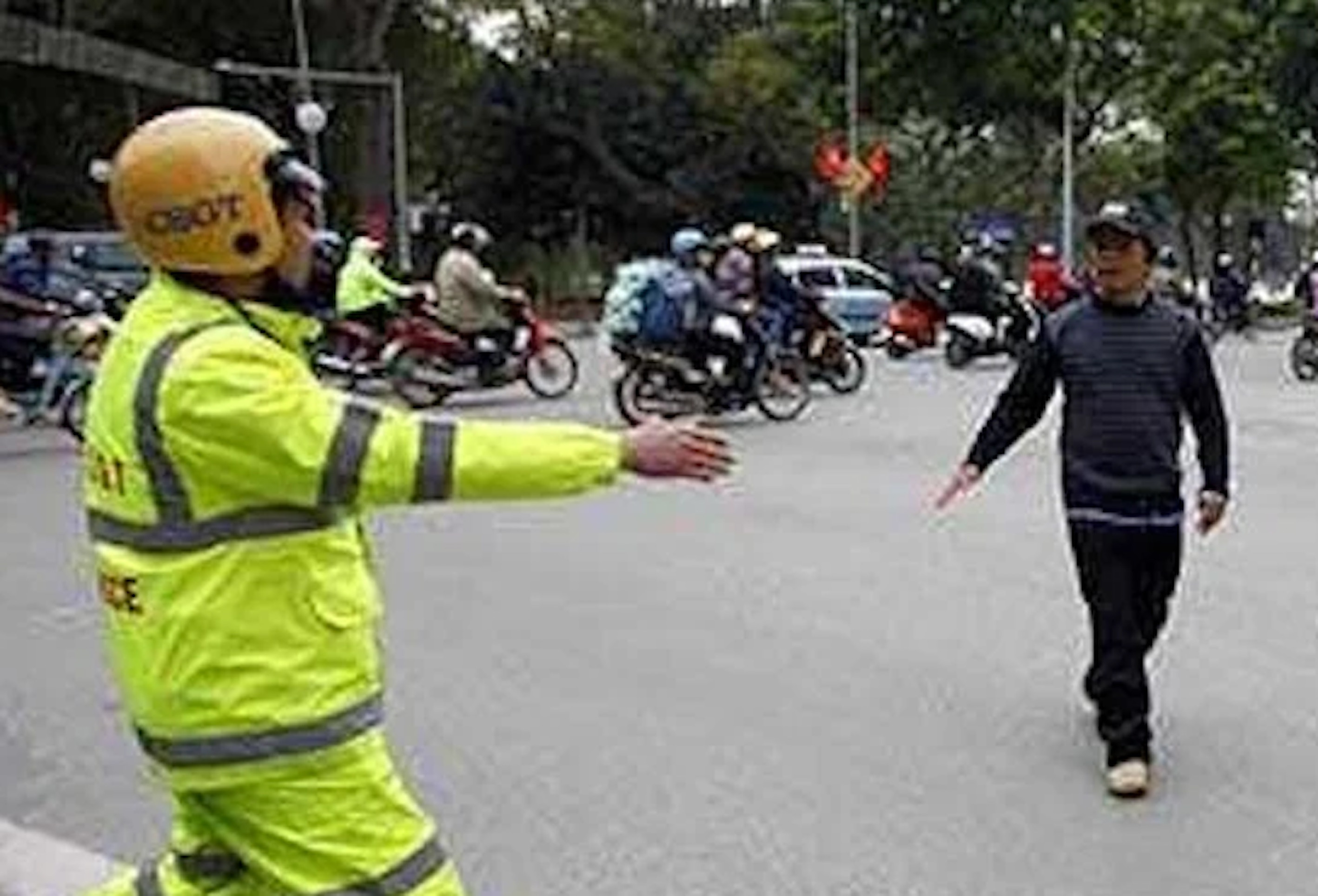 Người đi bộ đi không đúng phần đường của mình có bị xử phạt?