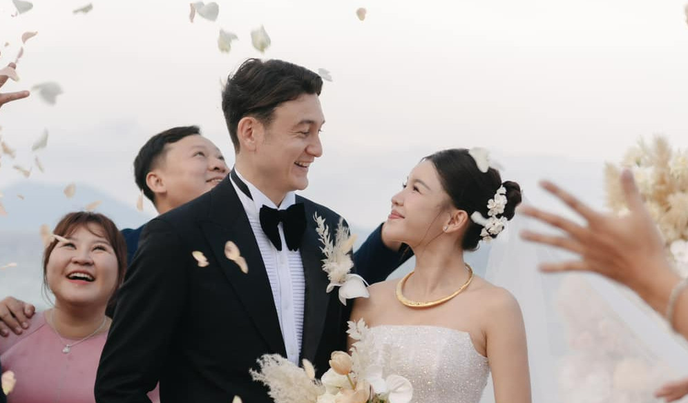 Văn Lâm tung ảnh cưới lãng mạn cùng Yến Xuân