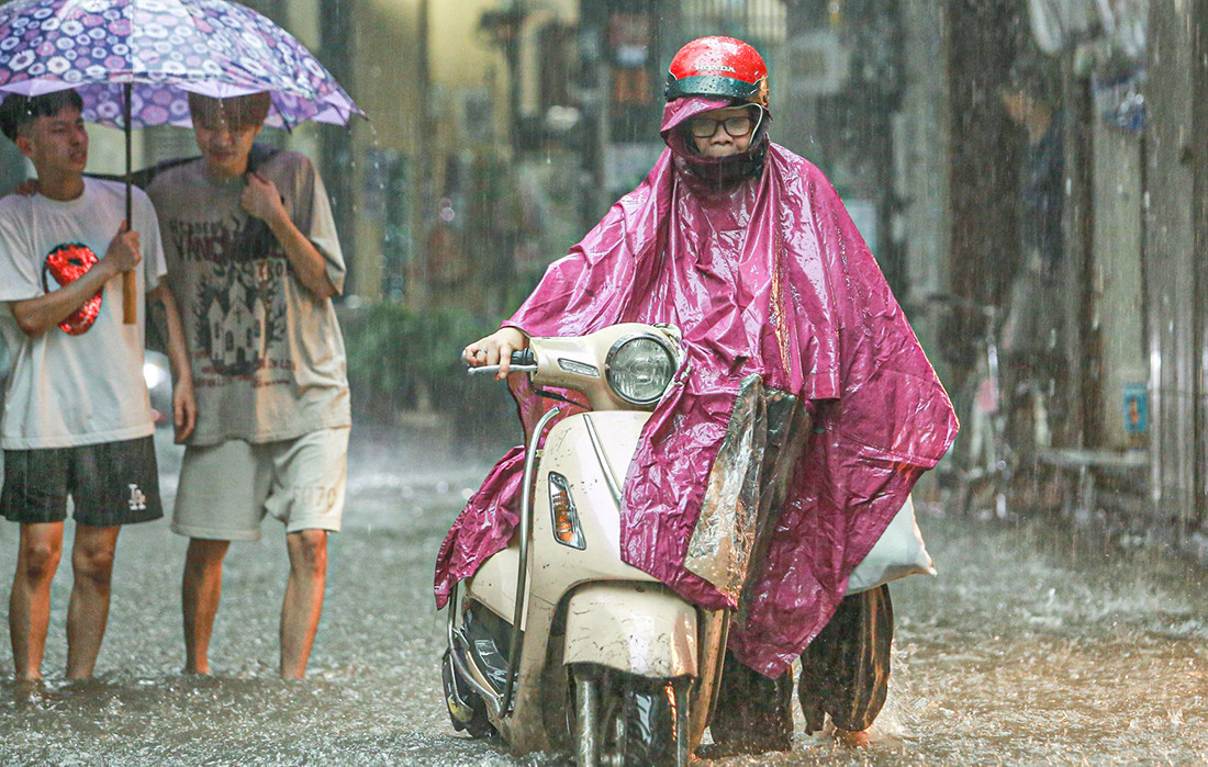 Dự báo thời tiết 10 ngày tới: Bắc và Trung Bộ hứng mưa lớn sau một tuần nắng rát