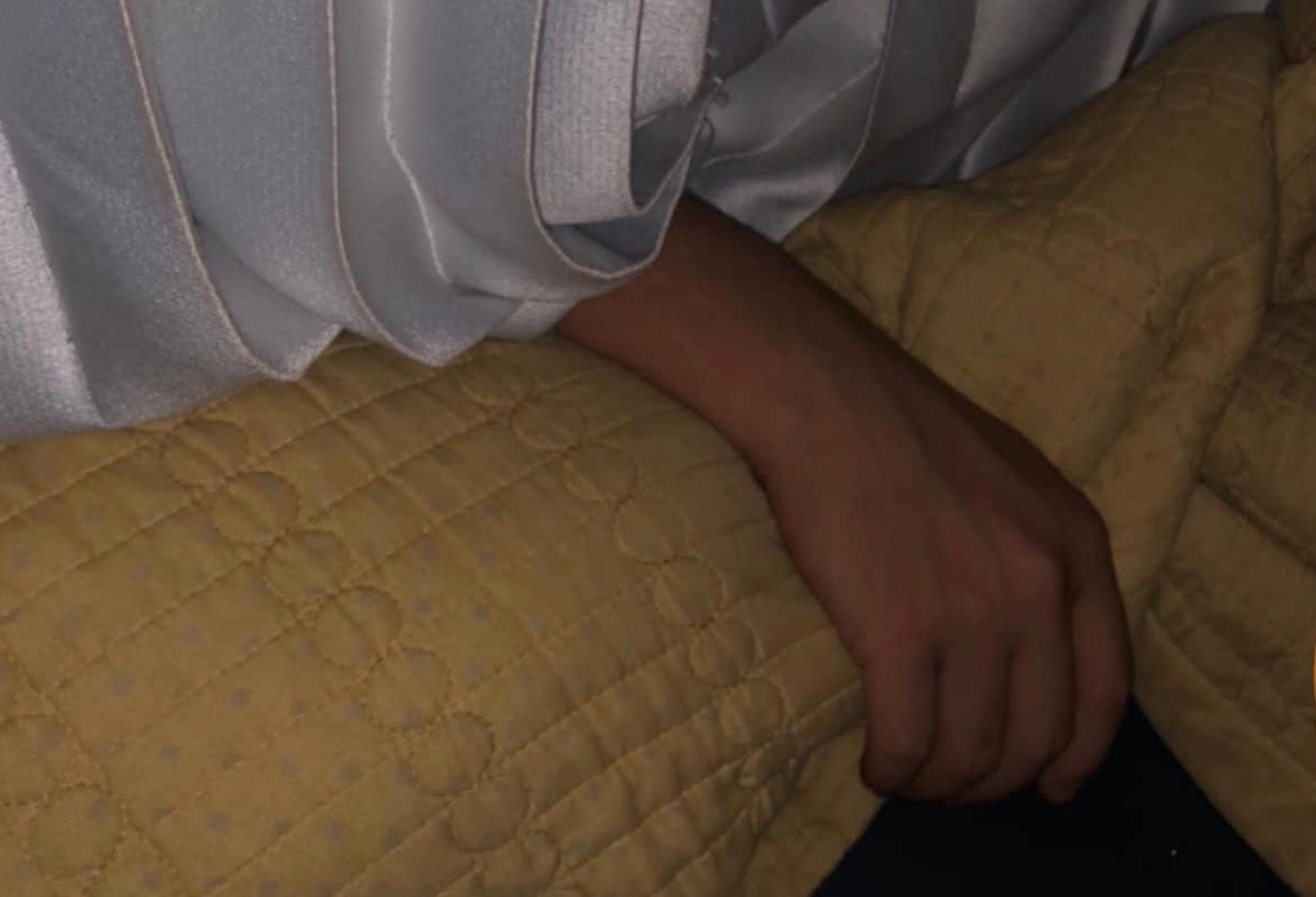 Đi xe khách, cô gái trẻ bị phụ xe giở trò sàm sỡ