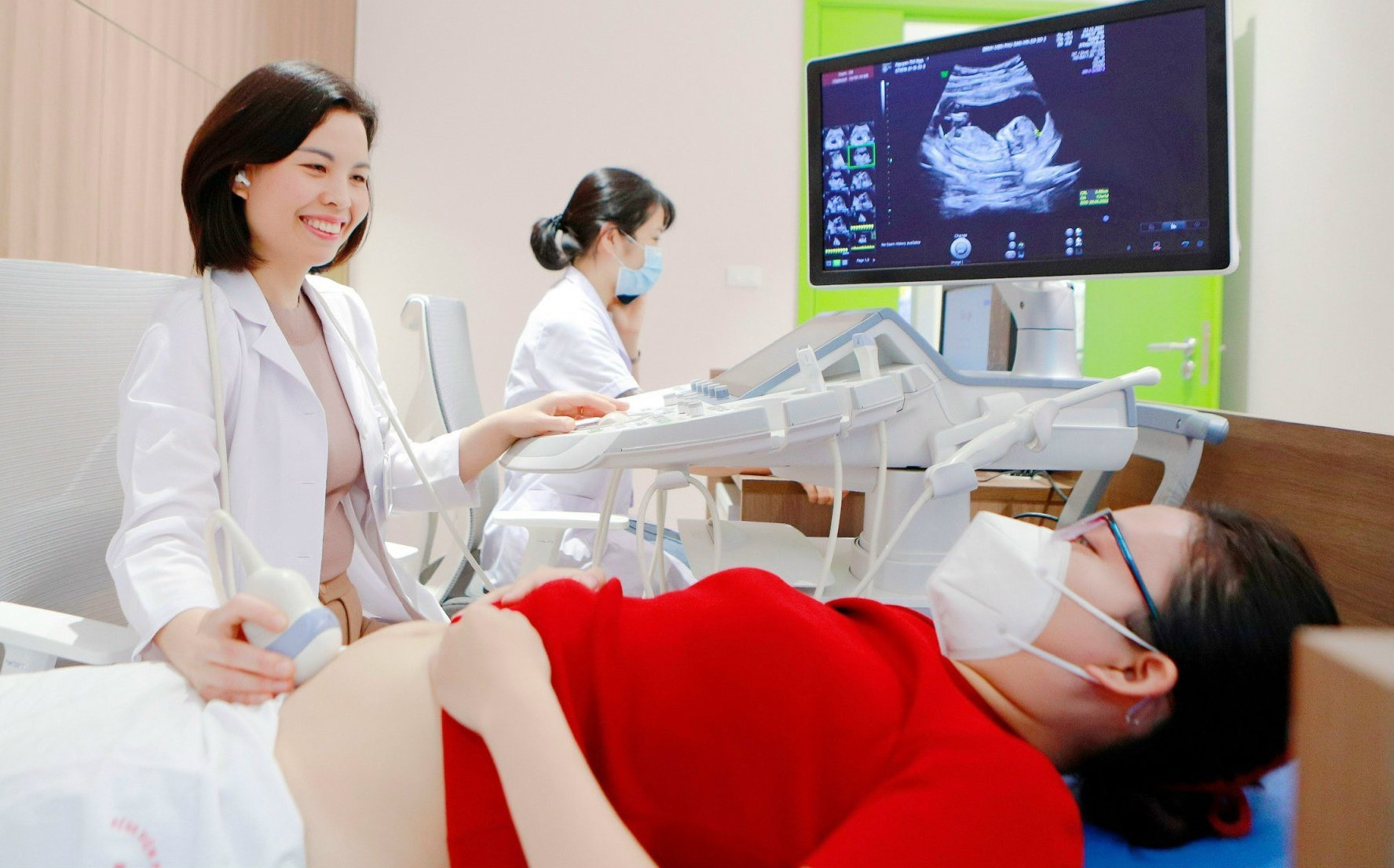 Bộ Y tế đề xuất bỏ quy định mỗi vợ chồng chỉ sinh 1 - 2 con