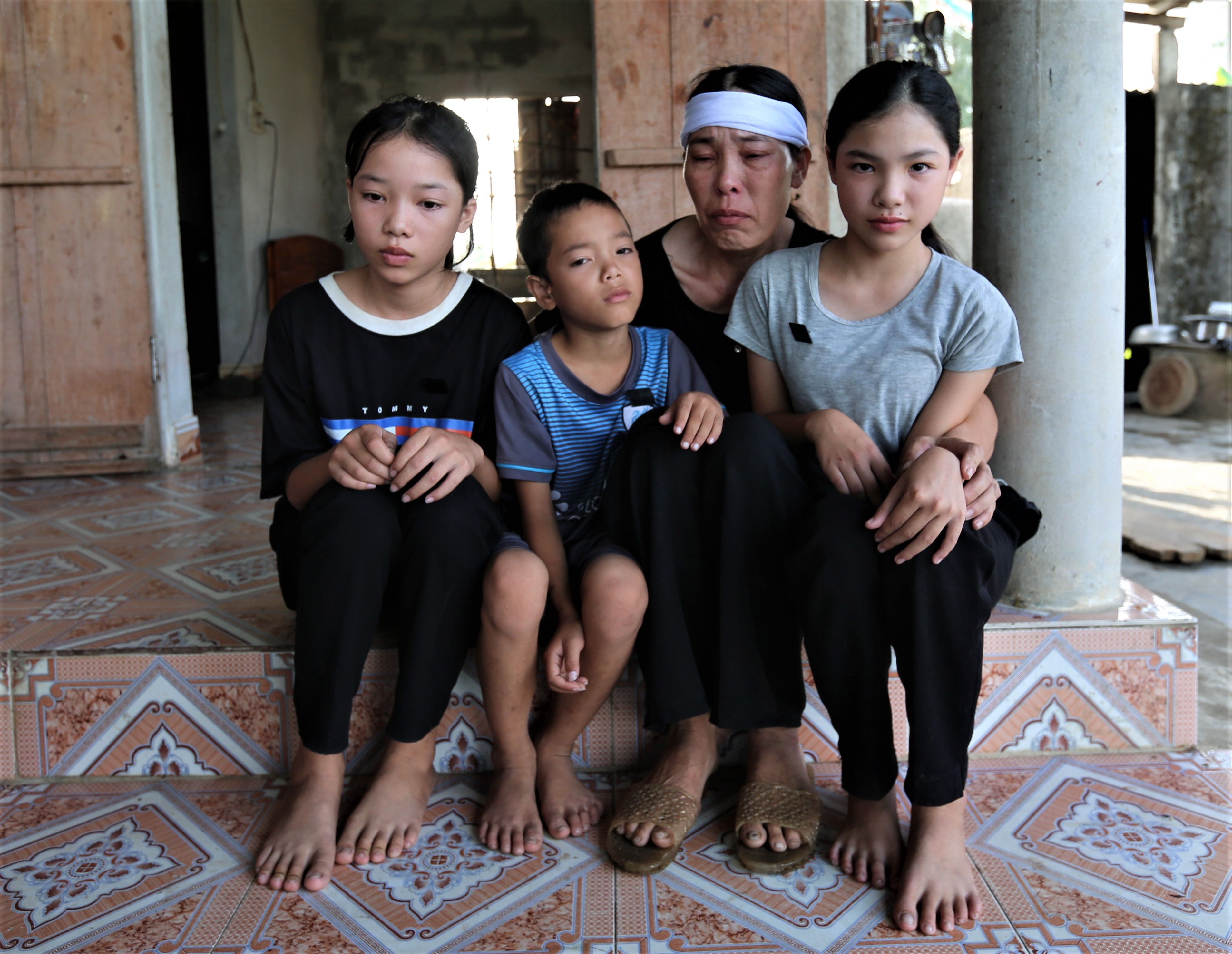 Chồng qua đời để lại khoản nợ lớn, vợ ngày đêm mò cua bắt ốc nuôi 3 con nhỏ