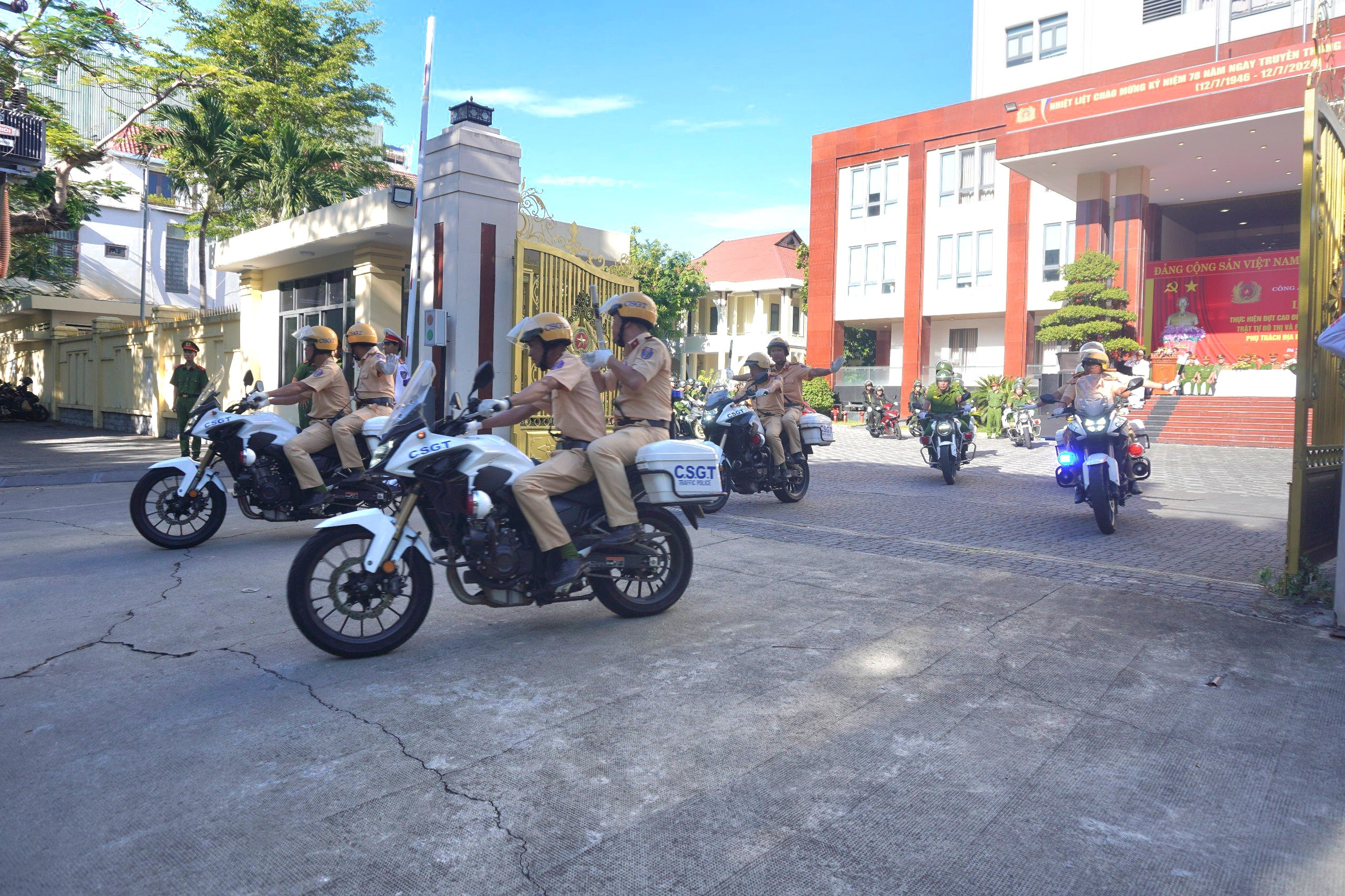 Công an TP Đà Nẵng đưa CSGT về xã xử lý 'quái xế'