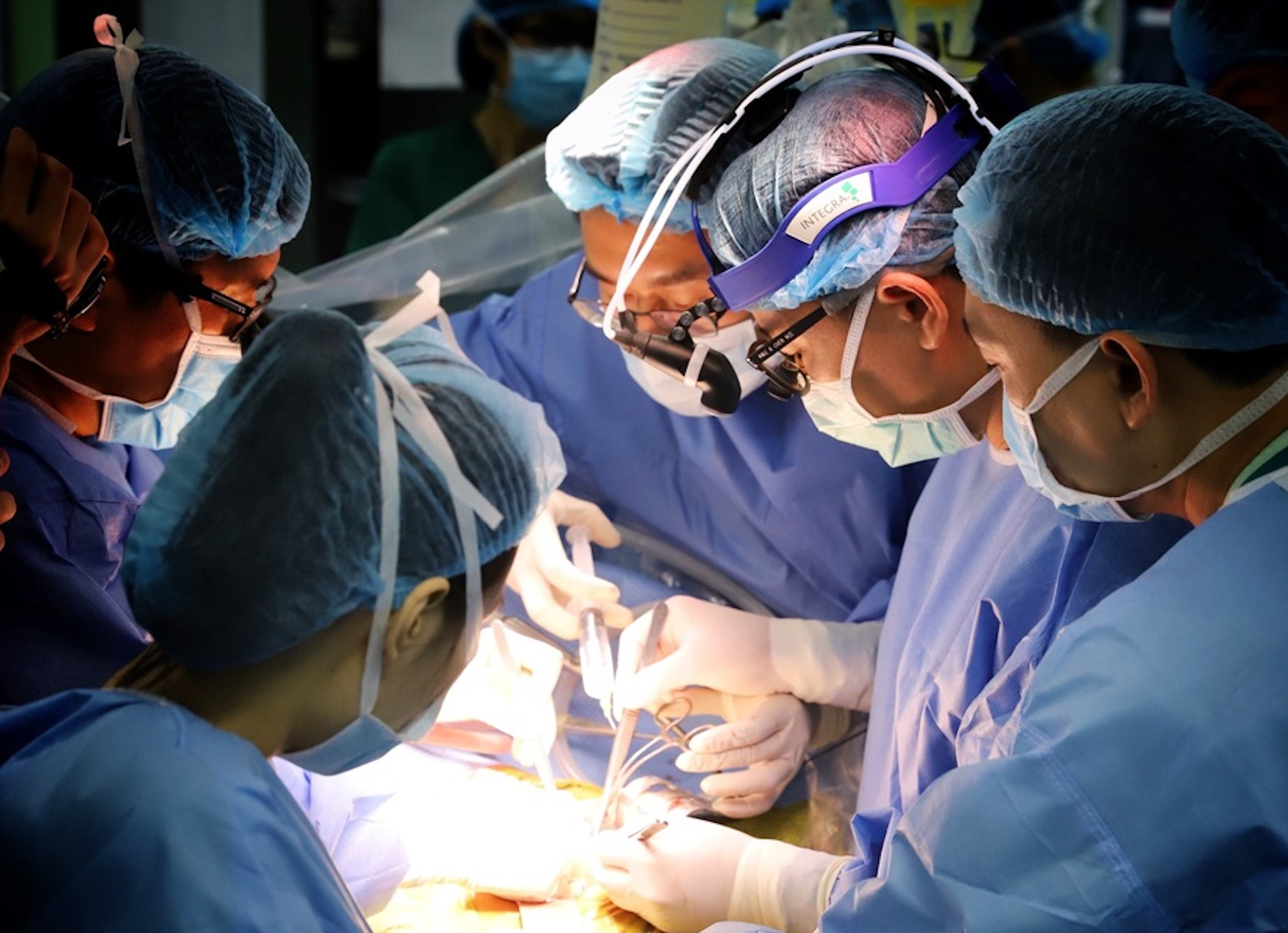 Người cha viết thư cảm ơn bác sĩ đứng mổ 15 giờ giúp con gái thoát cửa tử