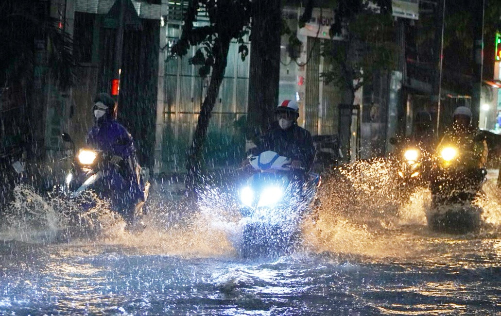 Dự báo thời tiết TP.HCM ngày 13/7: Trưa nắng, chiều tối có mưa rải rác