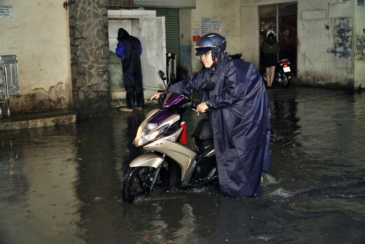 Dự báo thời tiết TP.HCM ngày 12/7: Cảnh báo mưa lớn, nền nhiệt 31 độ C