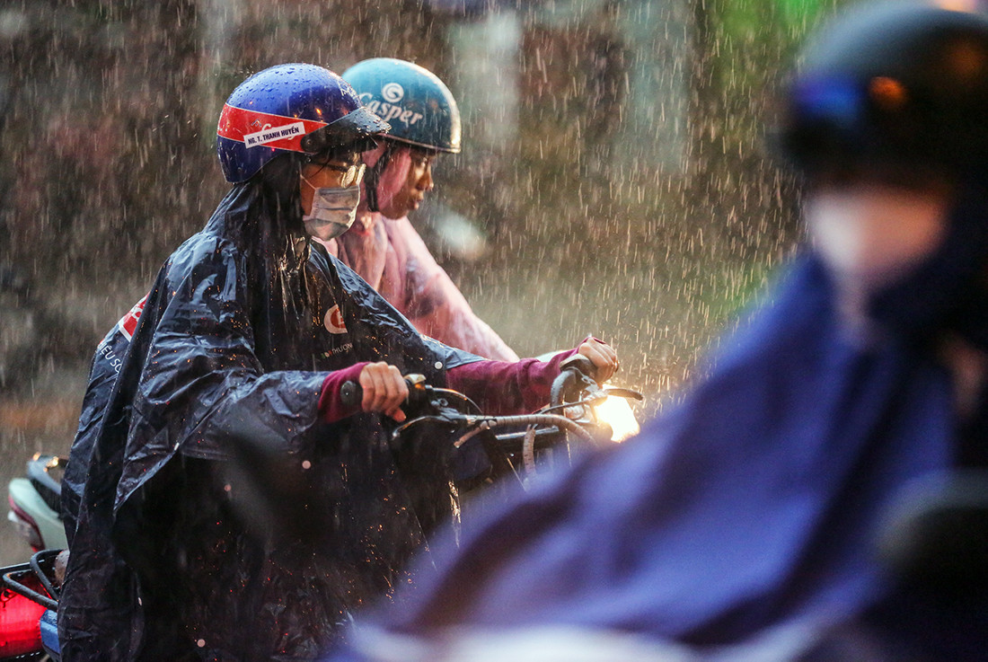 Chiều tối và đêm nay, miền Bắc hứng mưa dông, cục bộ mưa to