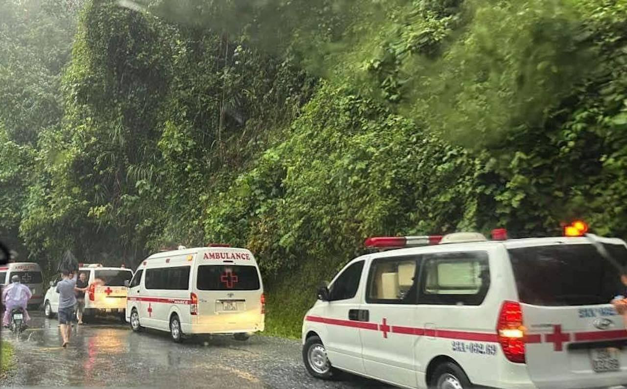 Sạt lở đất vùi lấp xe khách ở Hà Giang: 7 người chết, có 2 trẻ em