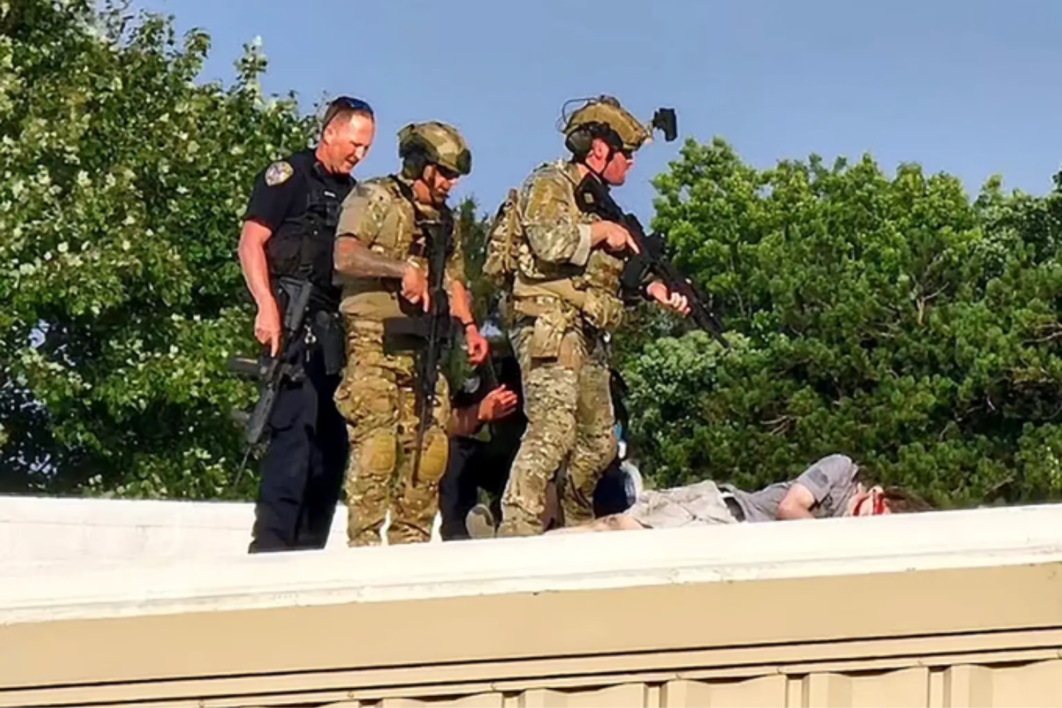 Danh tính nghi phạm bắn ông Trump 