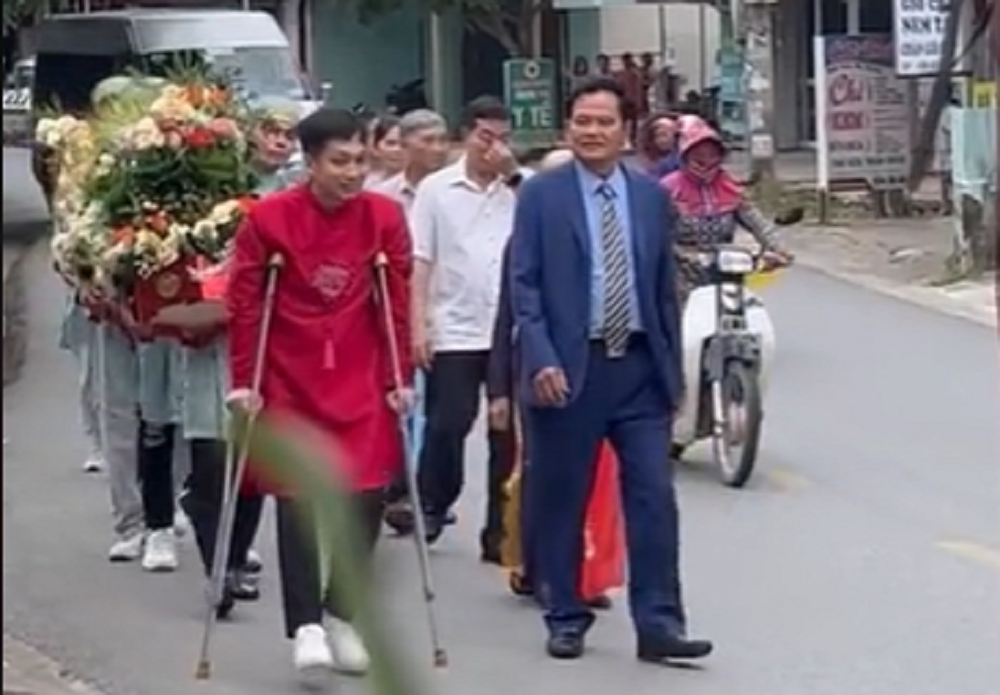 Đám hỏi 'vượt ngàn chông gai' gây sốt mạng với cảnh chú rể chống nạng đi hỏi vợ 