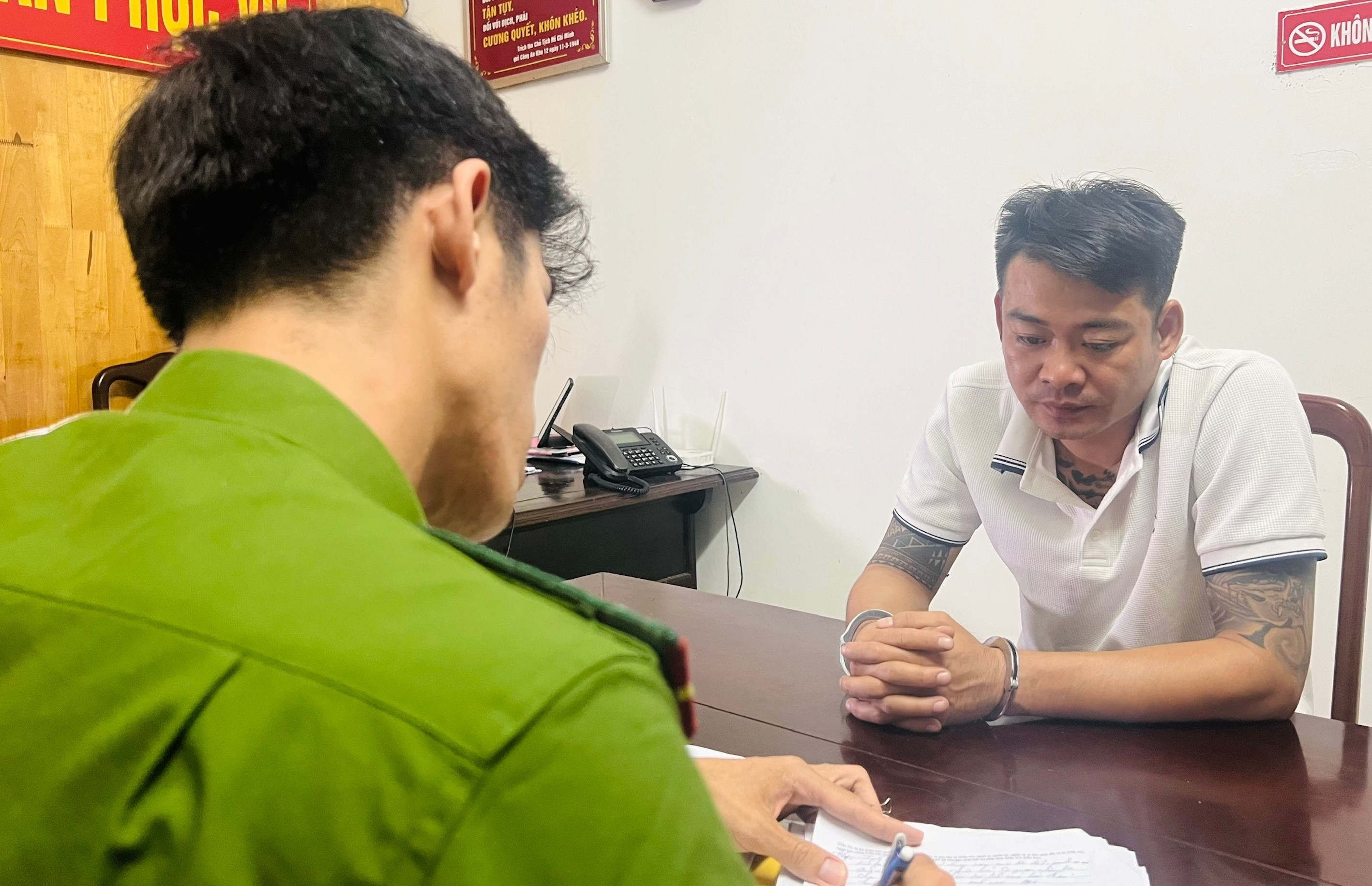 Làm giả giấy tờ xe Mercedes chiếm đoạt gần 1 tỷ đồng rồi trốn vào TP.HCM