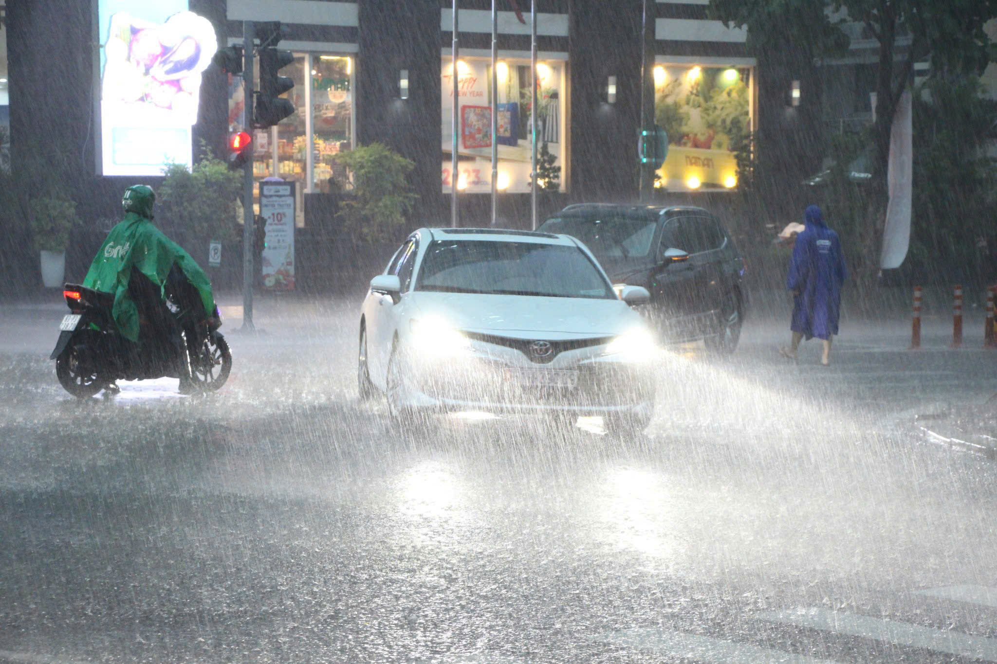 Dự báo thời tiết TP.HCM ngày 27/7: Ngày nắng nhẹ, chiều tối mưa dông