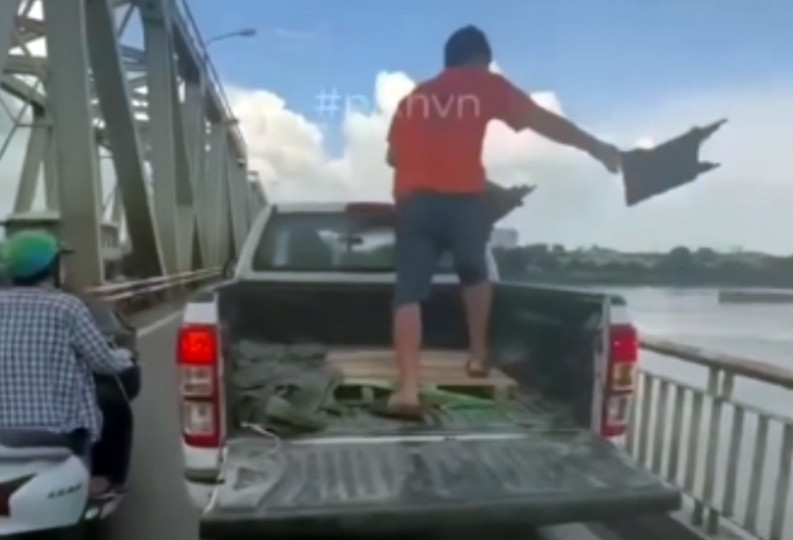  Dừng xe giữa cầu vứt rác xuống sông, tài xế bị phạt 2,5 triệu đồng