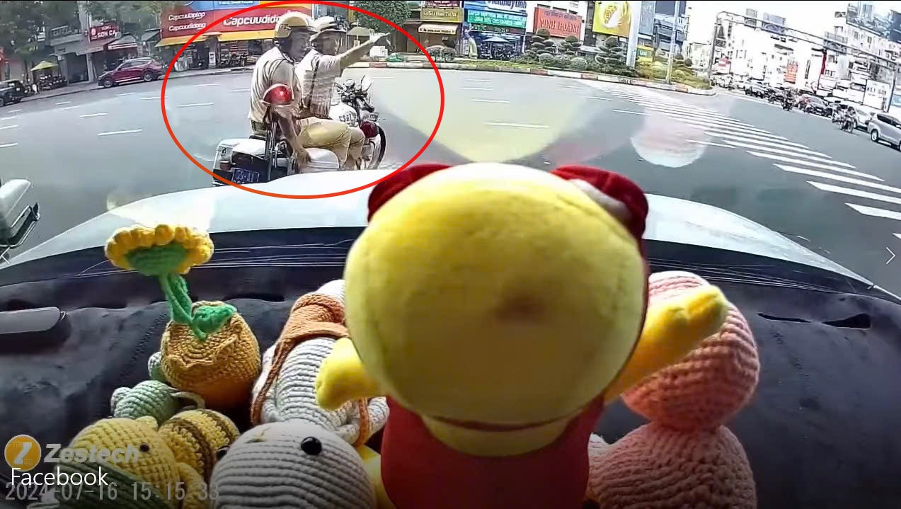 CSGT TP.HCM mở đường đưa bé 2 tháng tuổi đi cấp cứu