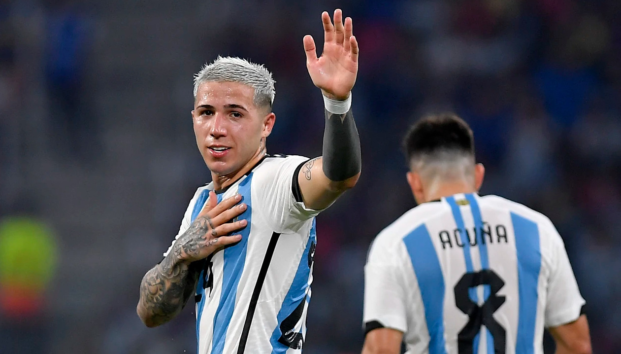 Chelsea ra án phạt với Enzo Fernandez