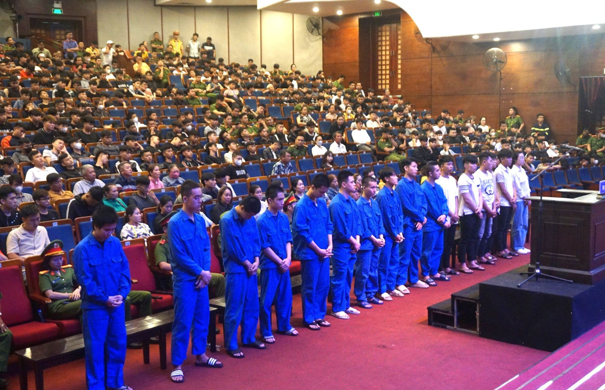 Dùng bình xịt hơi cay chống trả công an, 16 thanh niên hầu tòa